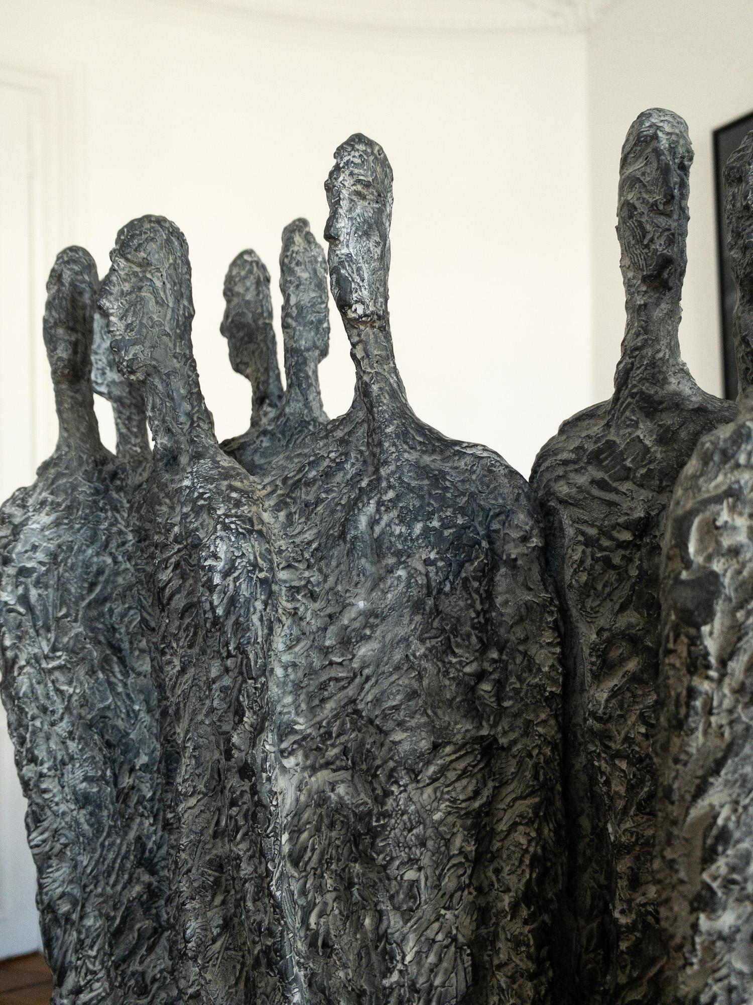 La rencontre de Martine Demal - sculpture en bronze, groupe de figures humaines en vente 2