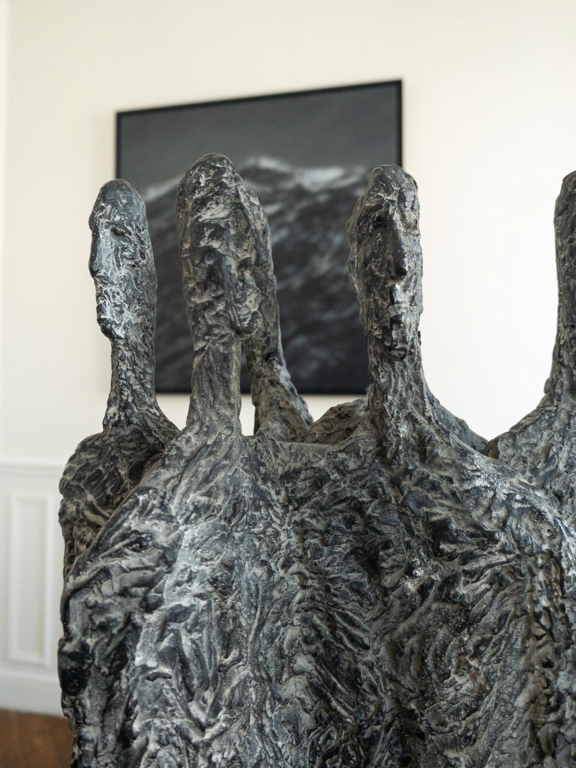 El Encuentro de Martine Demal - escultura de bronce, grupo de figuras humanas en venta 3