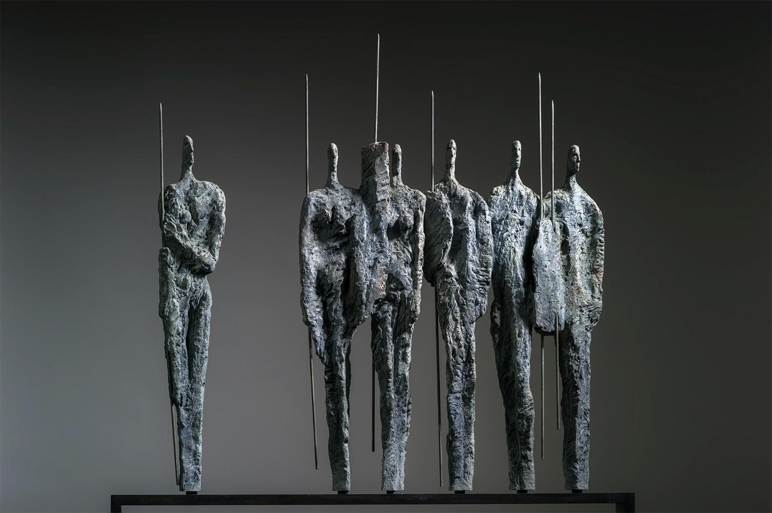 Die Krieger von Martine Demal – Bronzeskulptur, Gruppe menschlicher Figuren im Angebot 1
