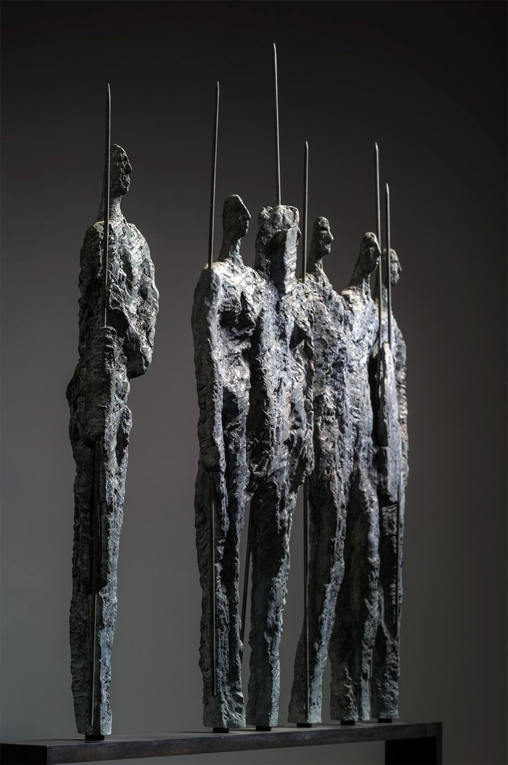 Die Krieger von Martine Demal – Bronzeskulptur, Gruppe menschlicher Figuren im Angebot 2