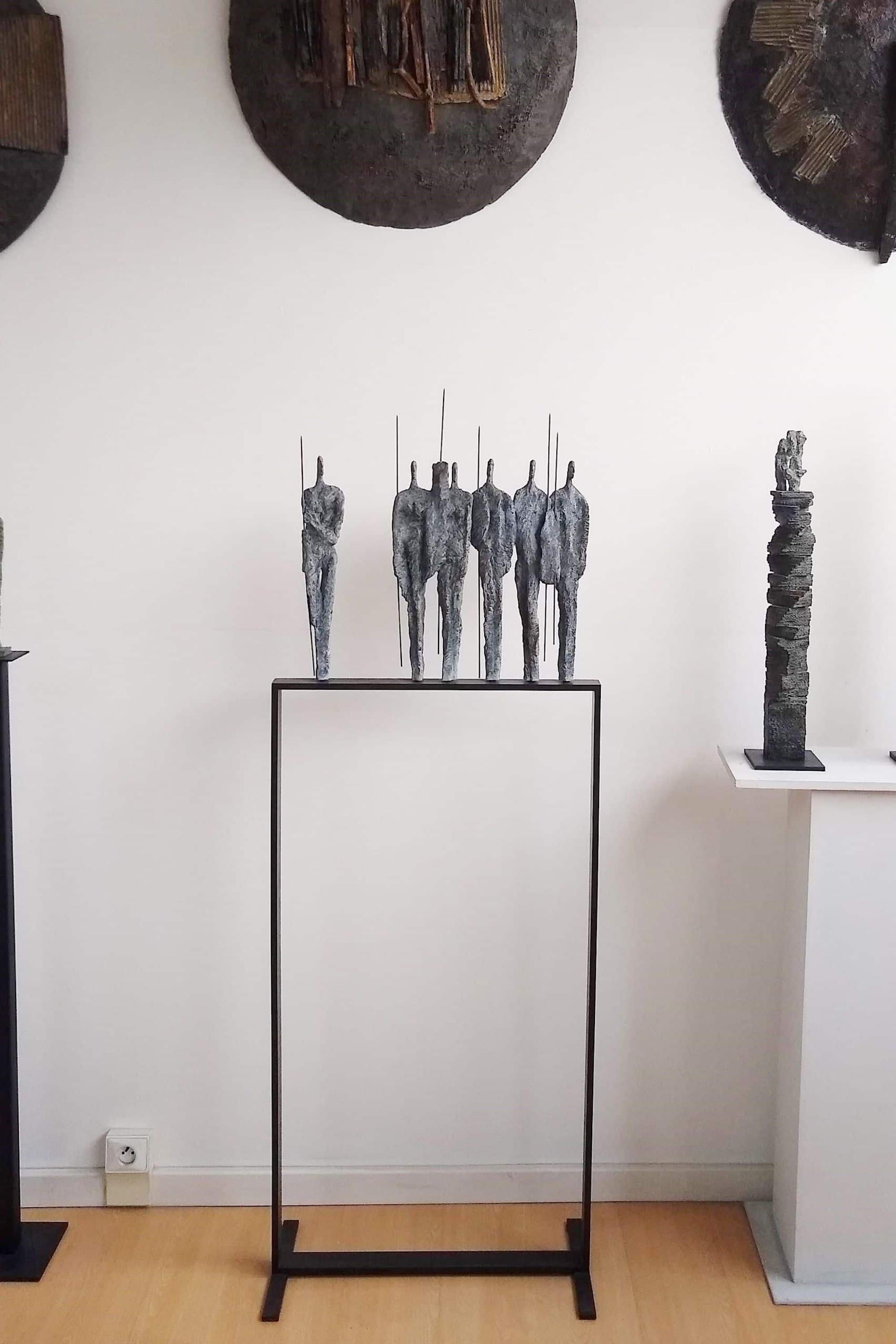 Les guerriers de Martine Demal - sculpture en bronze, groupe de figures humaines en vente 7