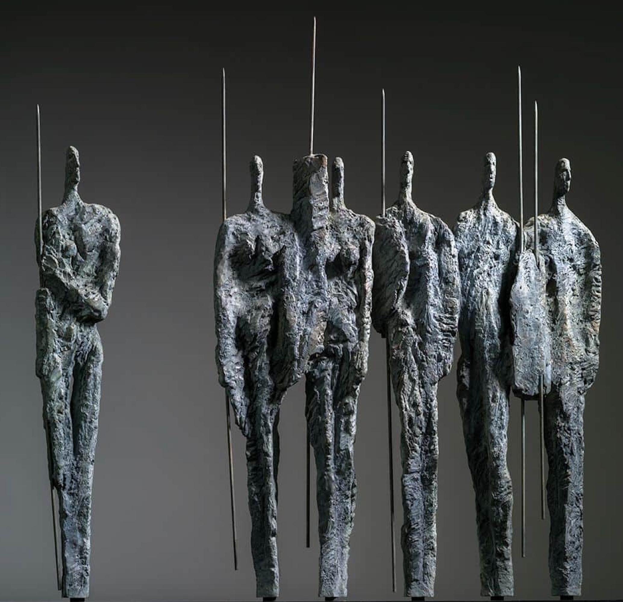 Les guerriers de Martine Demal - sculpture en bronze, groupe de figures humaines en vente 4