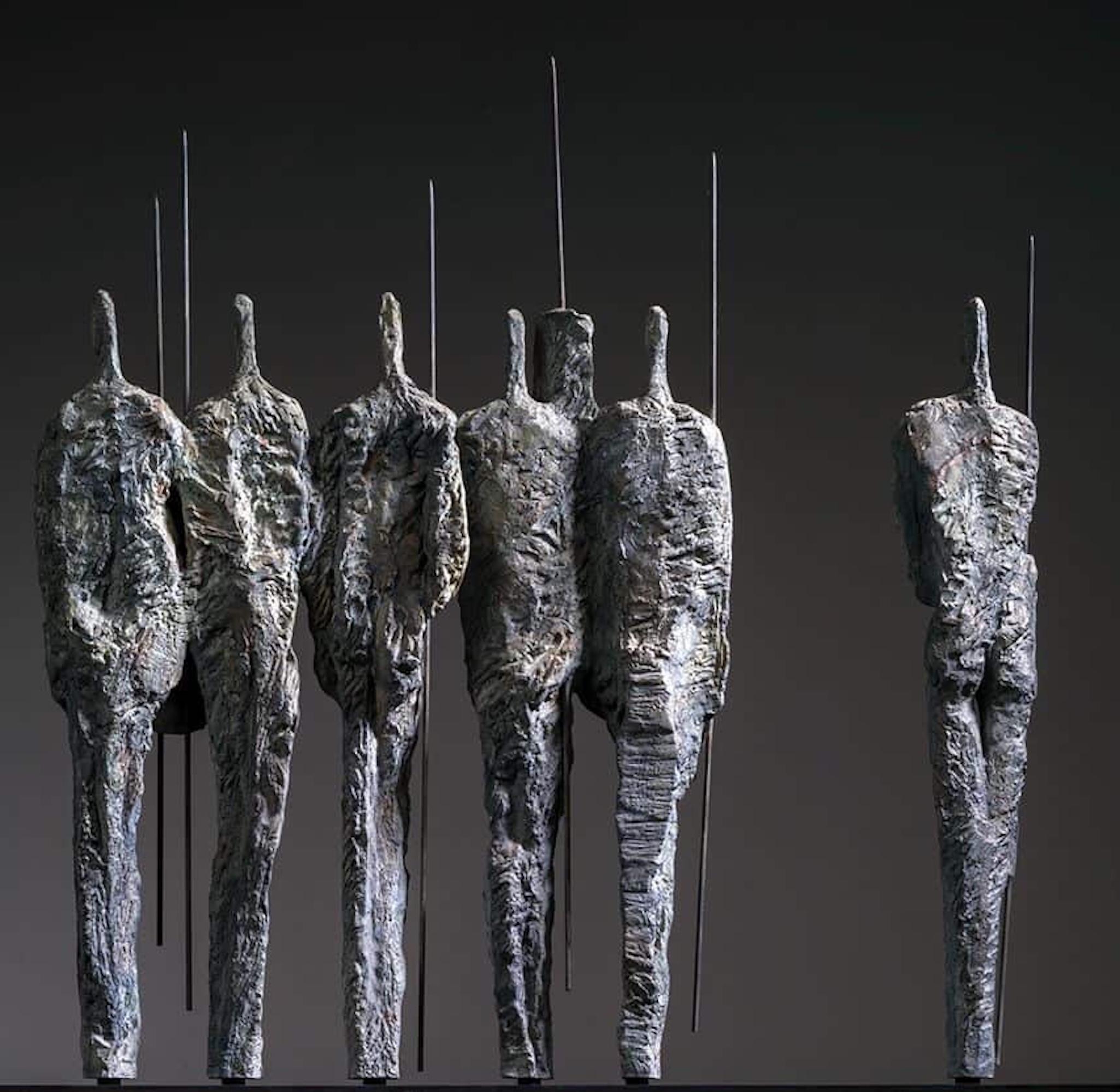 Les guerriers de Martine Demal - sculpture en bronze, groupe de figures humaines en vente 5