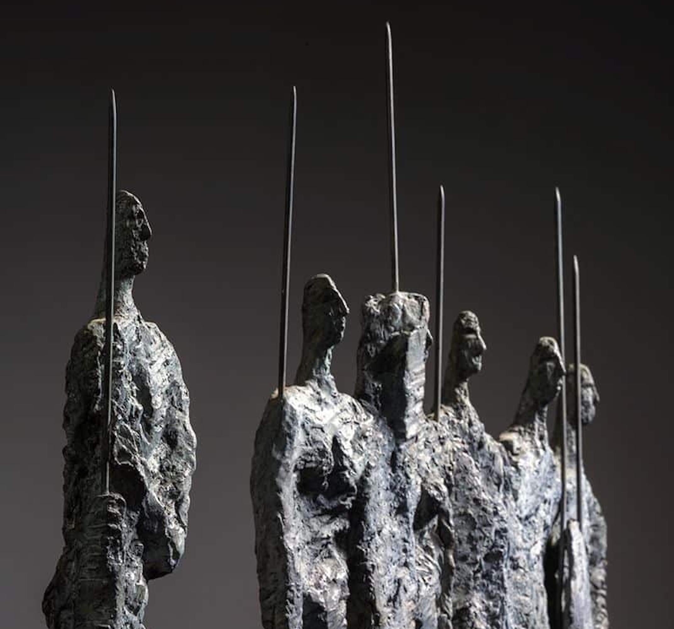 Les guerriers de Martine Demal - sculpture en bronze, groupe de figures humaines en vente 6