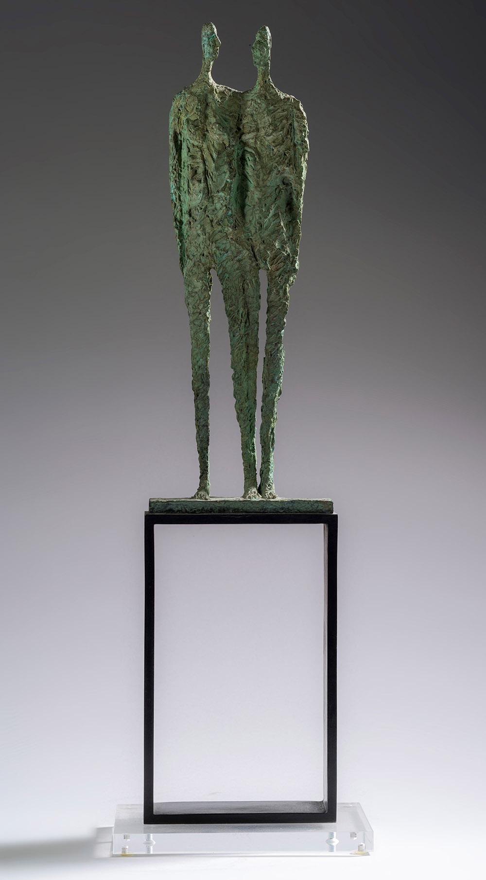 Thme est une sculpture en bronze de la sculptrice Martine Demal, dont les dimensions sont de 49 x 15 x 11,5 cm (19,3 × 5,9 × 4,5 in). La sculpture est vendue avec un socle en plexiglas dont les dimensions sont de 15 x 11,5 x 1 cm (5,9 x 4,3 x 0,4