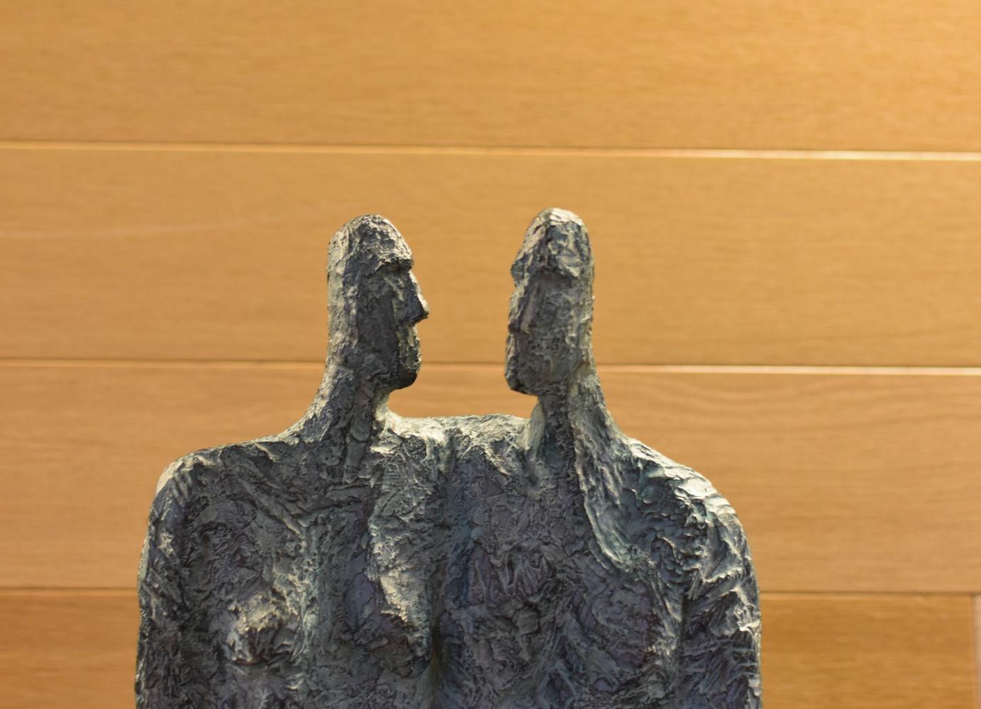 Together de Martine Demal - escultura de bronce, figuras humanas de pie, con textura en venta 1