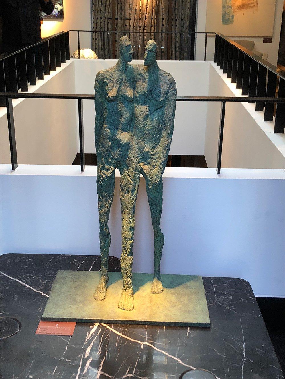 Together de Martine Demal - escultura de bronce, figuras humanas de pie, con textura en venta 2
