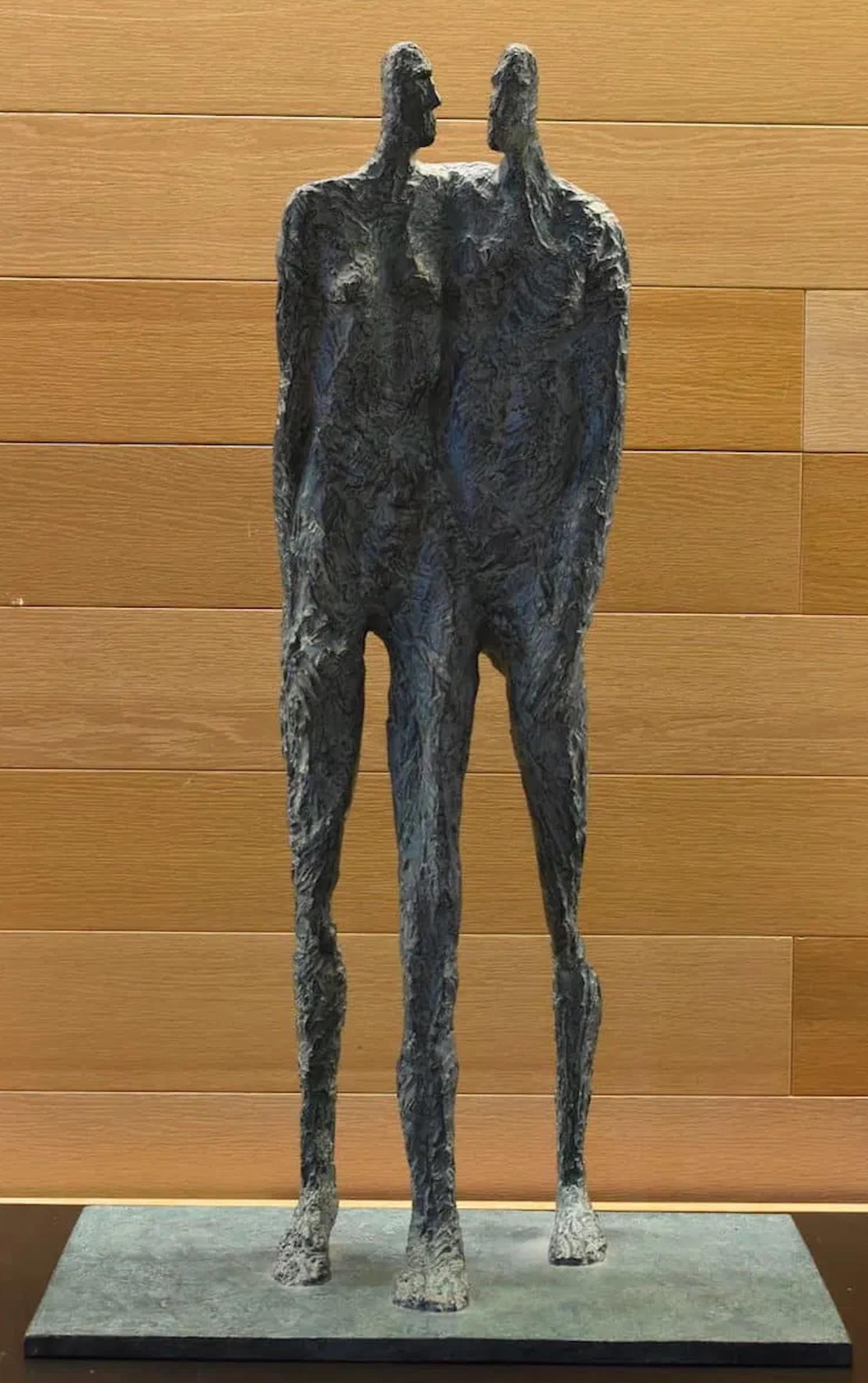 Zusammen von Martine Demal - Bronzeskulptur, stehende menschliche Figuren, strukturiert im Angebot 2