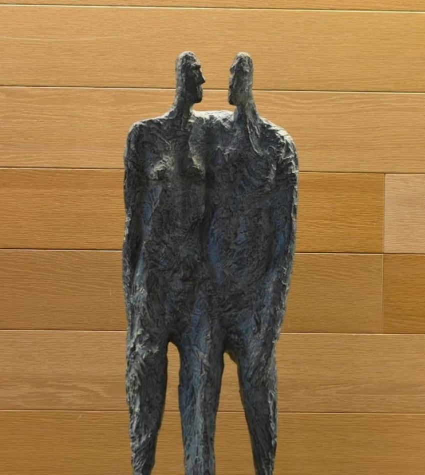 Together de Martine Demal - escultura de bronce, figuras humanas de pie, con textura en venta 3