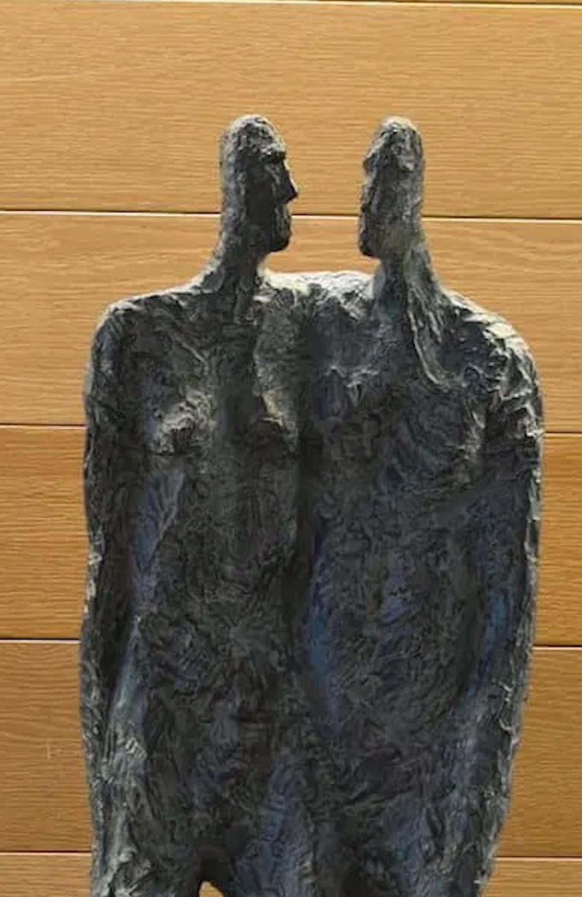 Zusammen von Martine Demal - Bronzeskulptur, stehende menschliche Figuren, strukturiert im Angebot 3