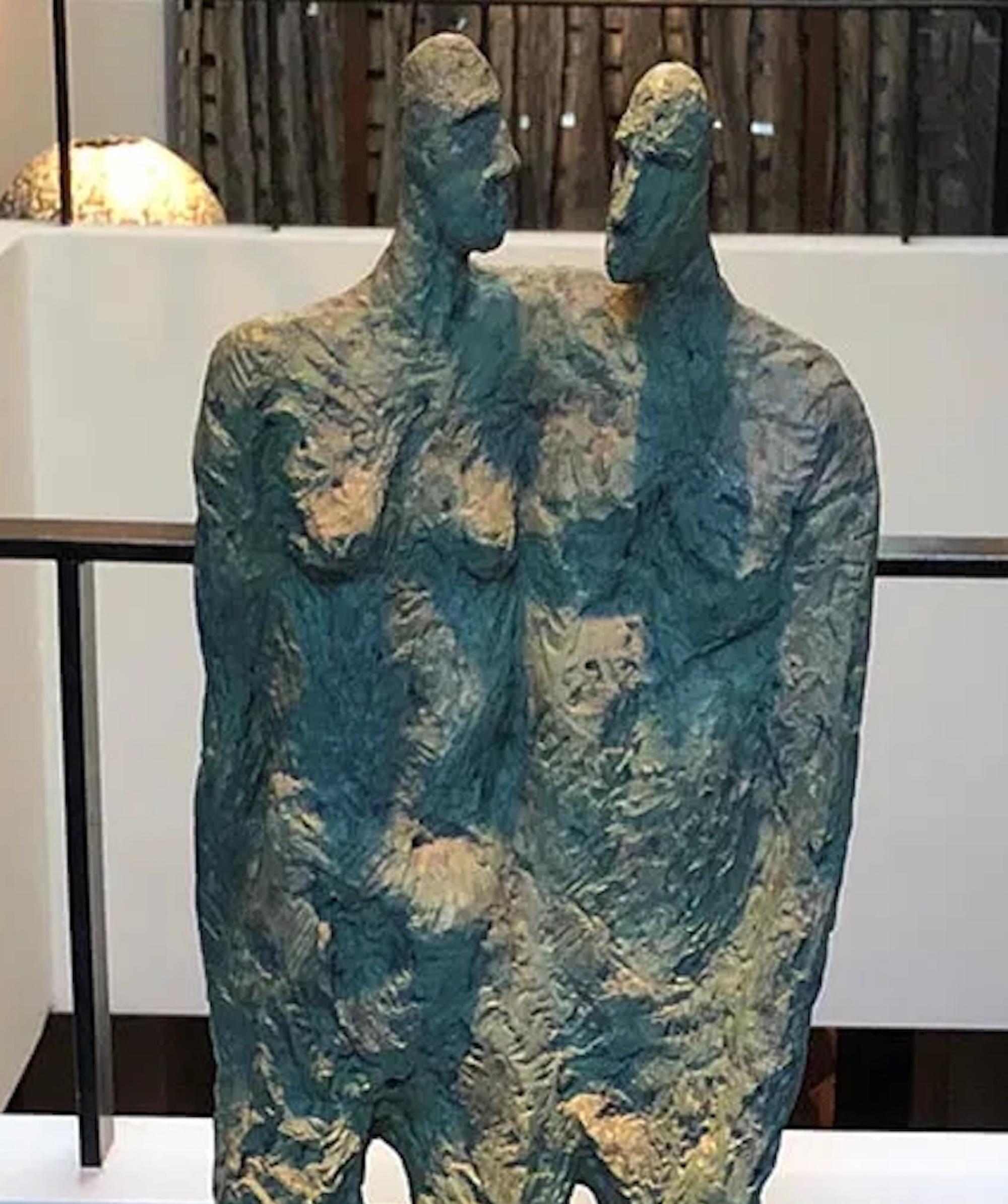 Zusammen von Martine Demal - Bronzeskulptur, stehende menschliche Figuren, strukturiert im Angebot 7