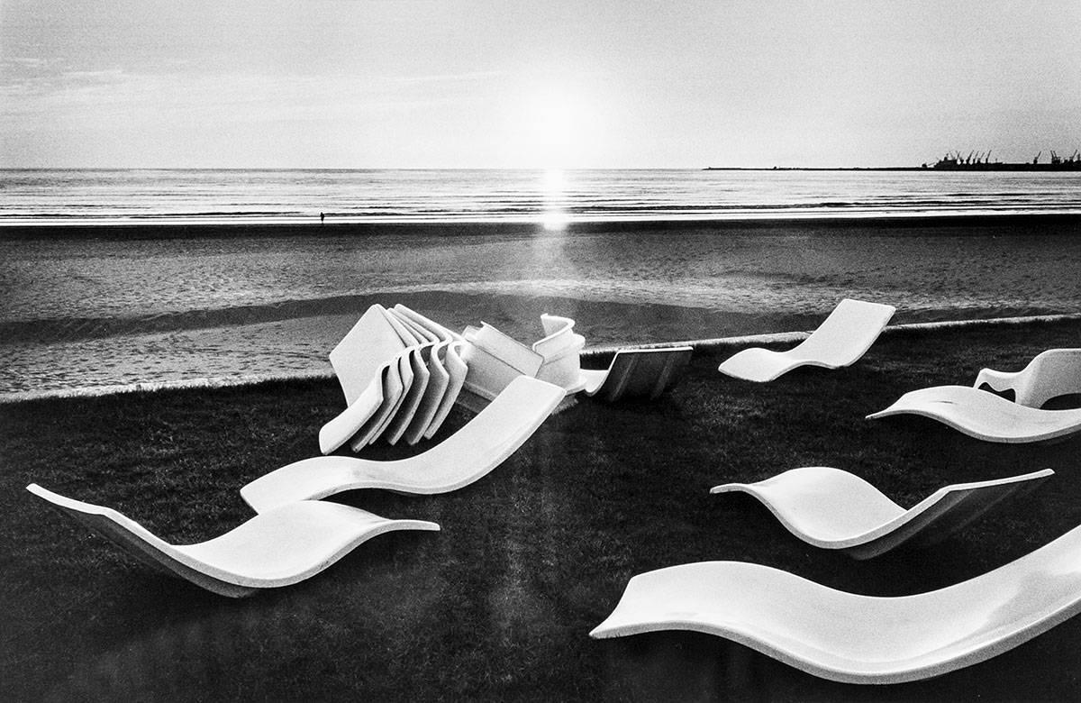 Beach Run by Club Med, Agadir, Maroc, Tirage  la glatine argentique vintage - Photograph de Martine Franck