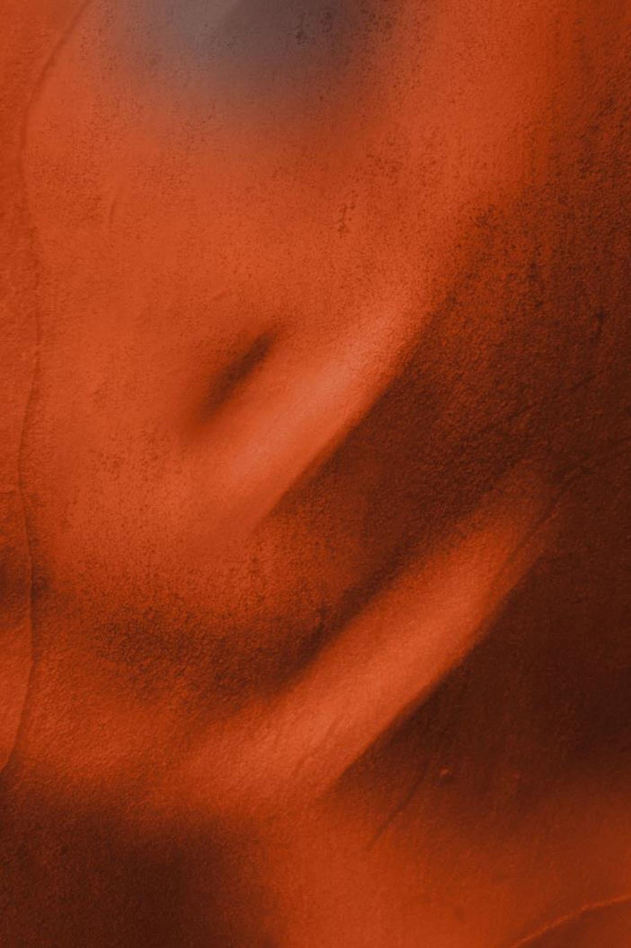 Martine Michaud Abstract Photograph – Transluzente Territorien: Rot