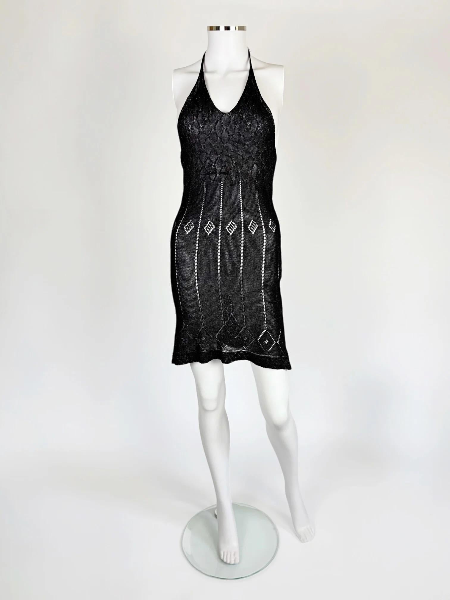 Martine Sitbon mini abito nero in maglia all'uncinetto, Primavera Estate 1997
 Un numero bohemien-rock'n'roll che potrebbe essere stato creato per Kate Moss, che lo ha indossato in oro scintillante in passerella e su Elle nello stesso anno,