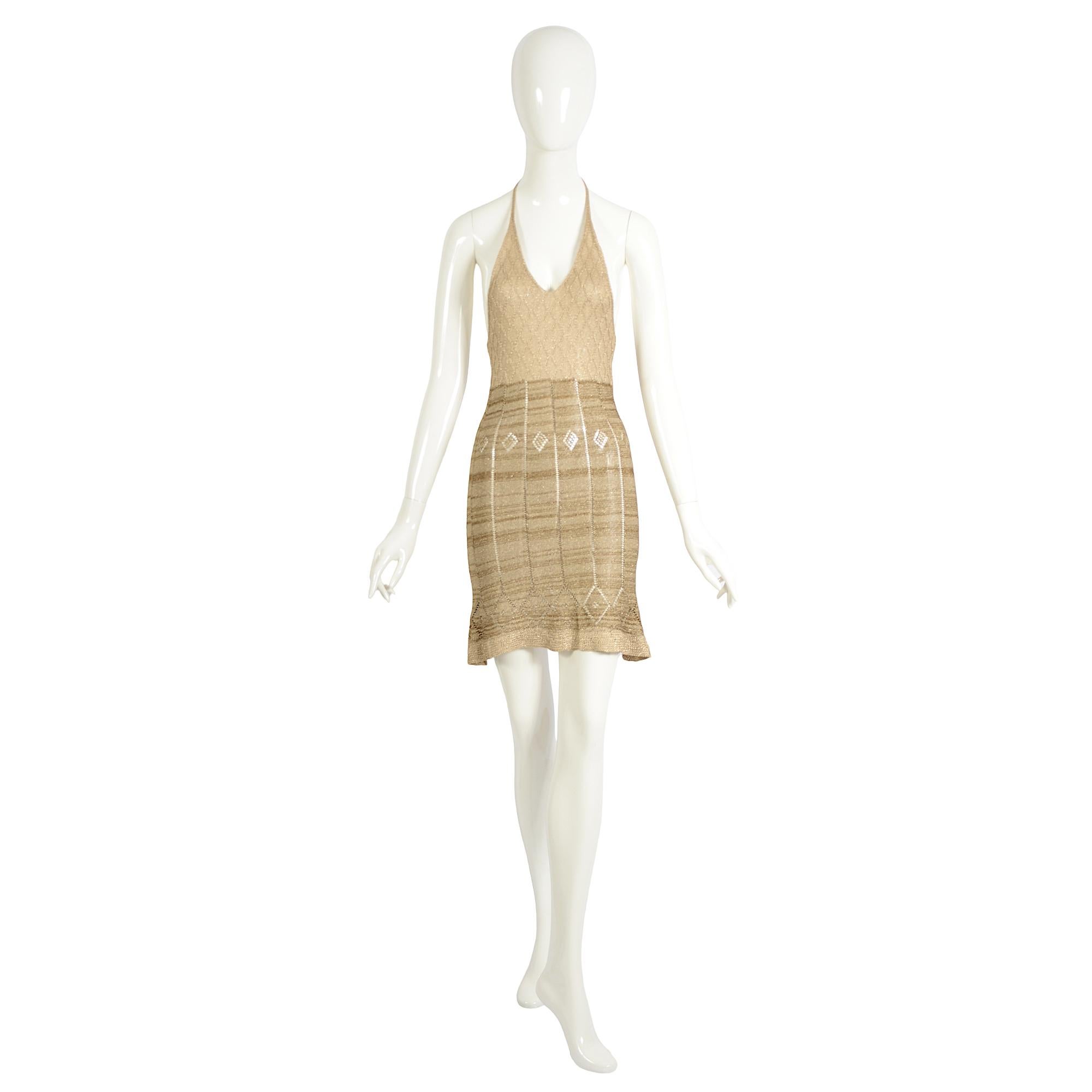 Vestido de la Colección Primavera Verano 1997 de Martine Sitbon visto en la Pasarela Icono de la Moda Kate Moss.

La colección Primavera/Verano 1997 de la icónica diseñadora francesa de los 90 Martine Sitbon incluyó este impresionante minivestido