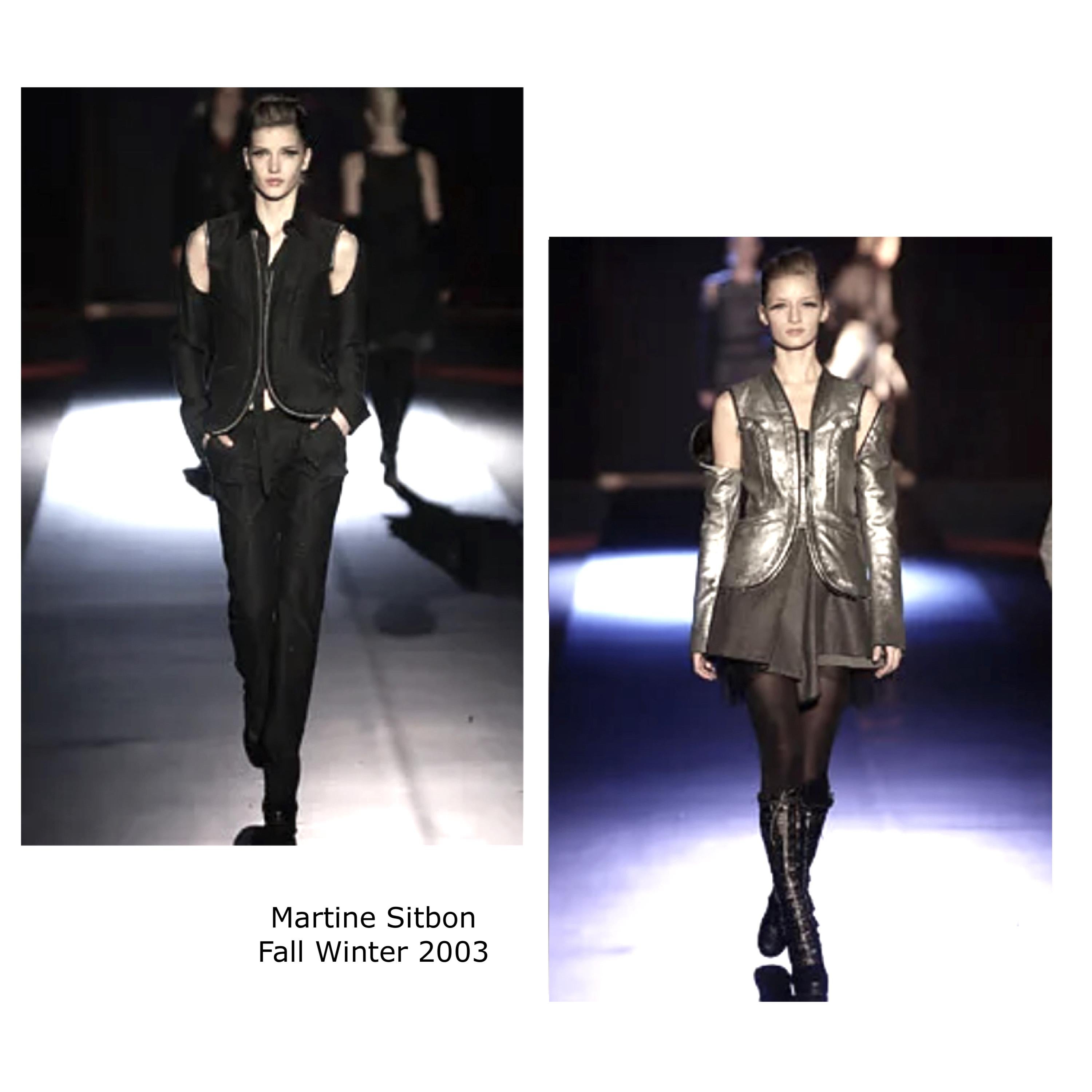 Giacca di lana nera della collezione Martine Sitbon Autunno/Inverno 2003. Ha una forma aderente con cuciture curve e dettagli con zip. Le maniche possono essere aperte e rimosse, trasformandosi in una giacca senza maniche.
Designer: Martine