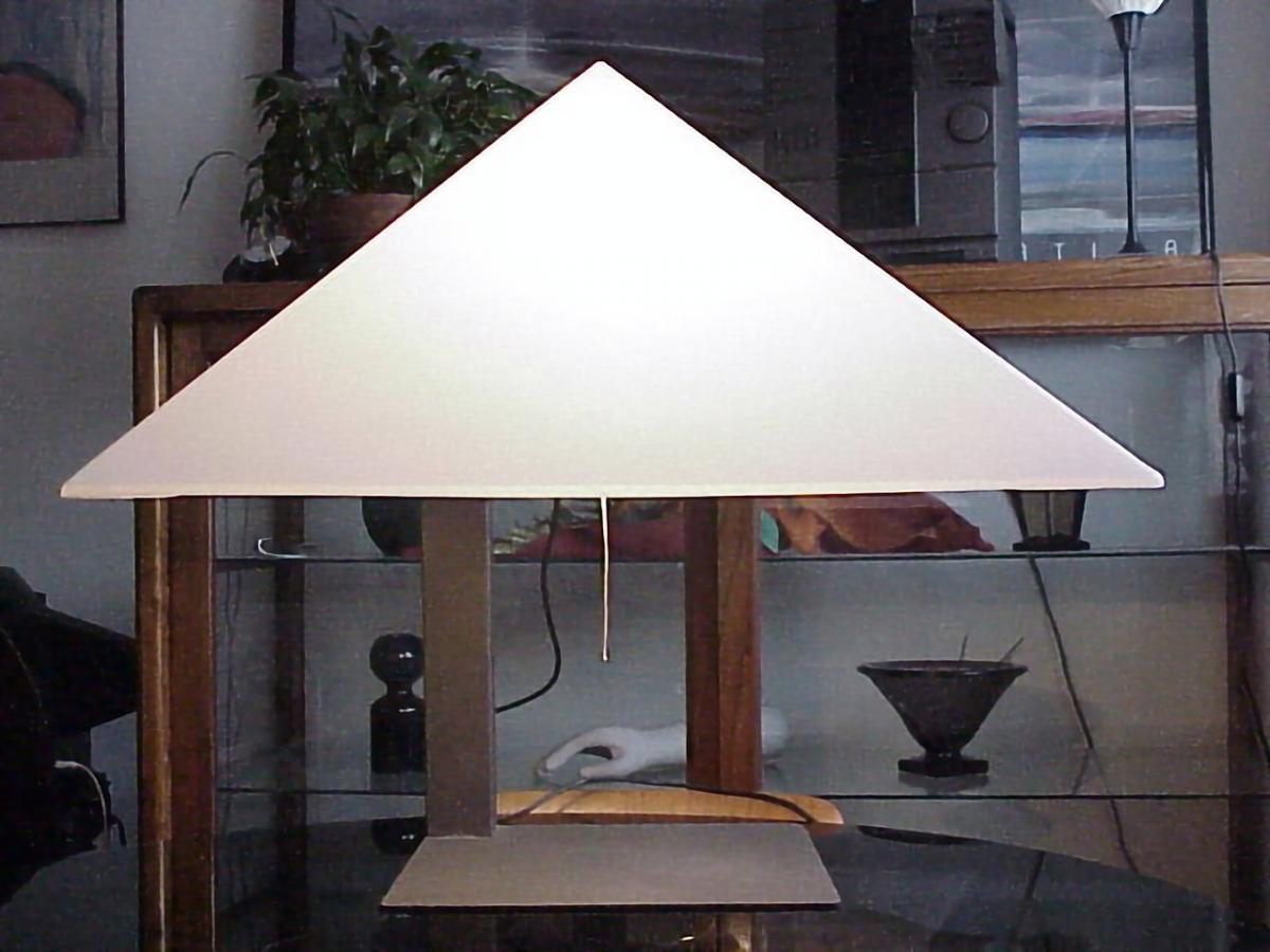 extralarge table lamp 715 or “Pitagora” designed by Elio Martinelli for Martinelli Luce in years 1970, square base and foot in black lacquered metal with large pyramidal reflector in white ABS.

Elio Martinelli was one of the masters of the