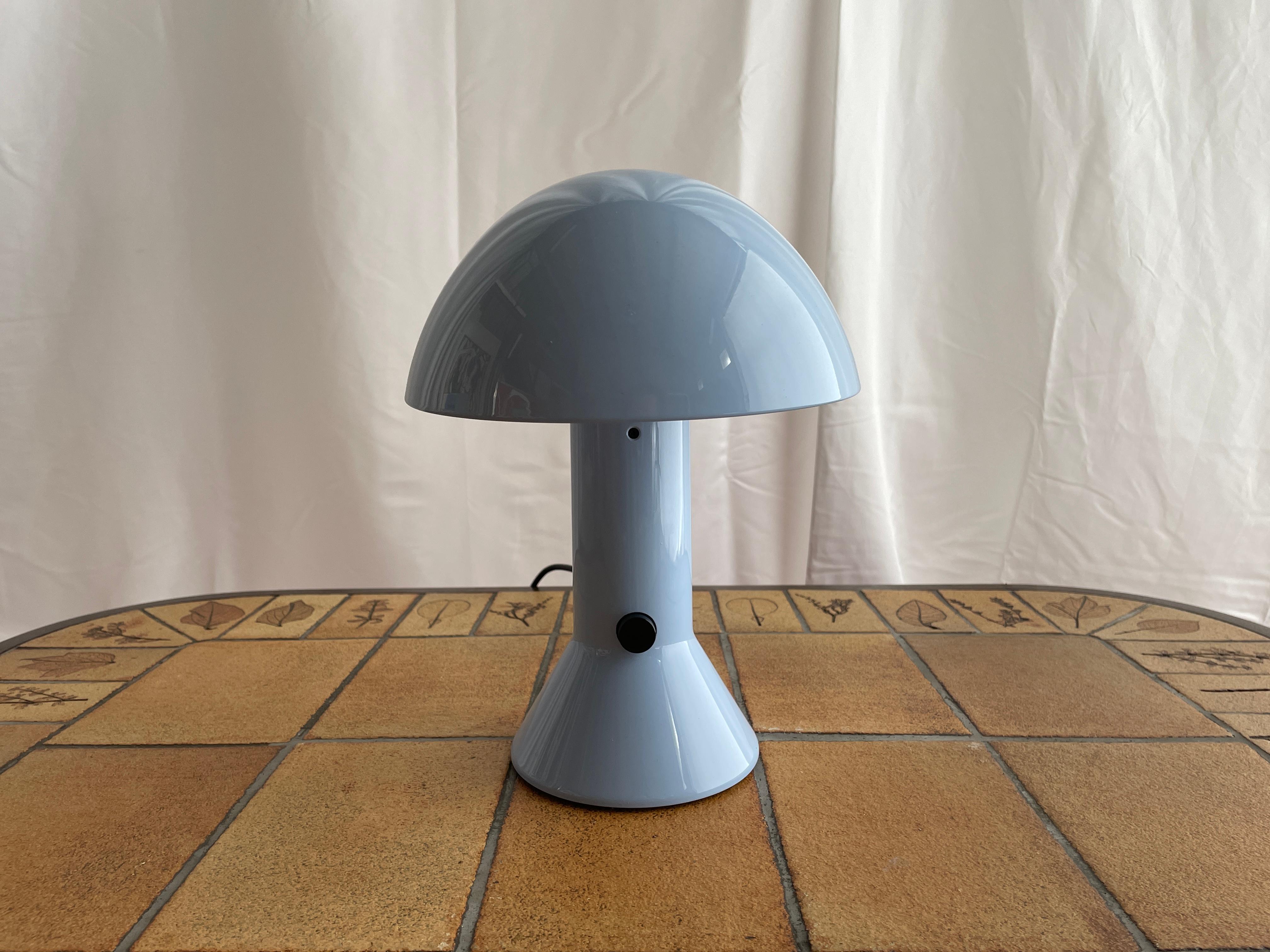 Table lamp with indirect light. Base and adjustable reflector with internal screen in white aluminum. Structure molded in resin . The lamp consists of a truncated conical base and a semi-spherical adjustable diffuser.

Perfect condition , with the