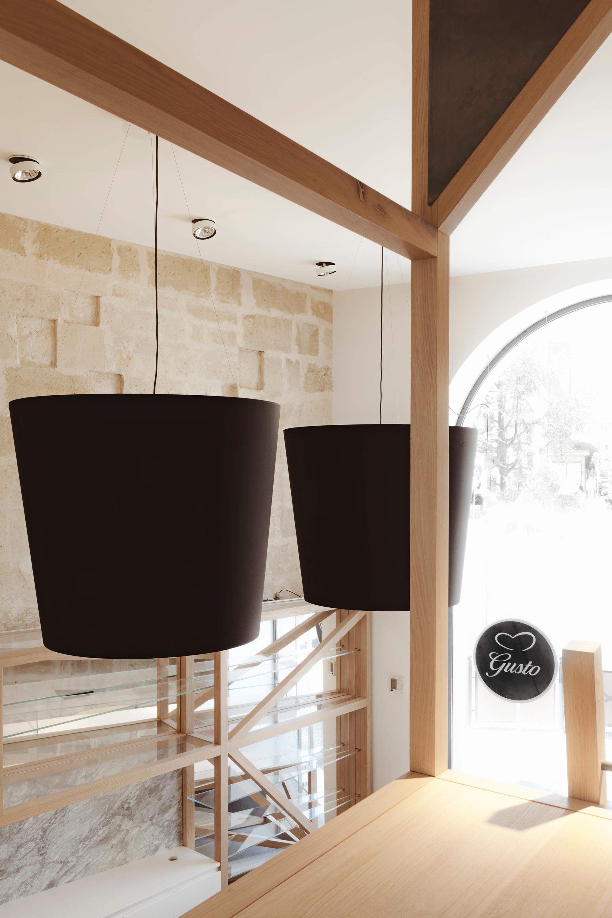 Hanging lamp direct / indirect light. Metal structure, black color fabric shade and white inside.

Technical specifications
Materials
Structure: Aluminum
Diffuser: Fabric

Bulbs
LED: 1 x 20 w E27
Flux: 2452 lm
Kelvin: 2700°
Class