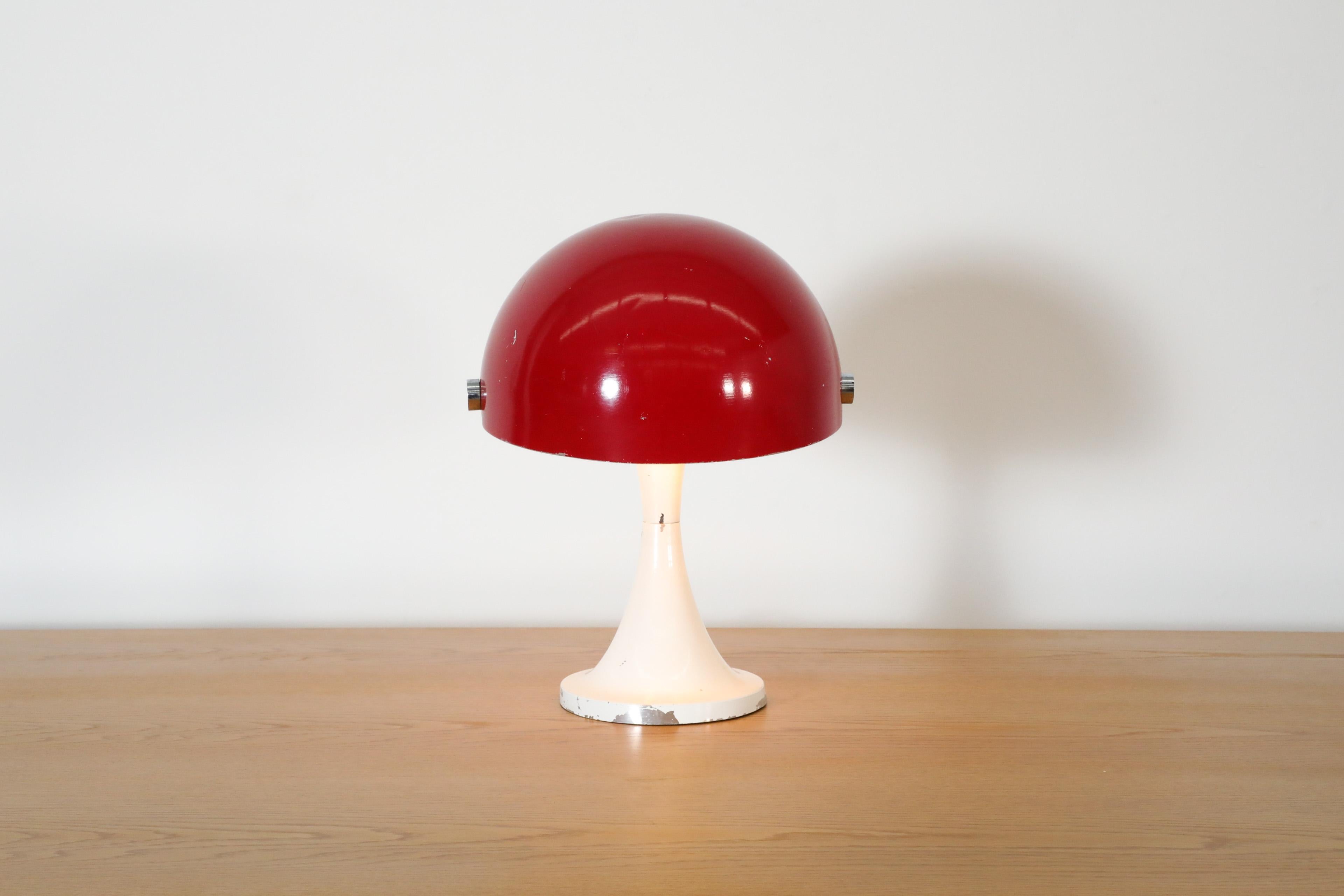 Elio Martinelli style table lamp with red enameled metal helmet shade with a weighted white enameled metal tulip base and chrome accents. Very similar to Martinelli's model 685 table lamp. The helmet shade can be rotated to divert light, front to