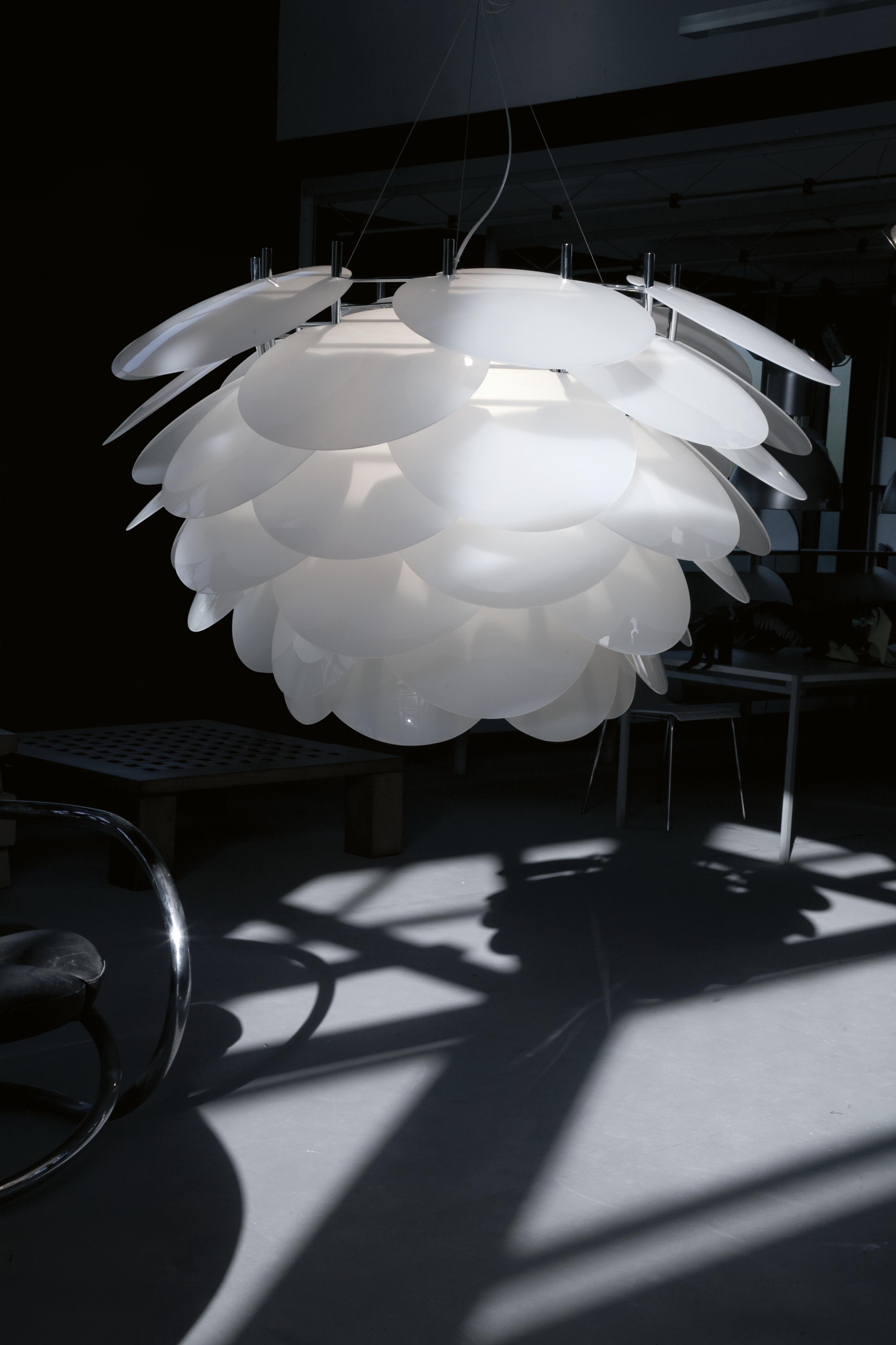 Nuvole Vagabonde pendant light by Elio Martinelli. Suspension lamp providing diffused light. Metal support for hanging, white opal methacrylate diffuser. The lamp is suspended with a chrome support. Complete with power supply in the ceiling box.