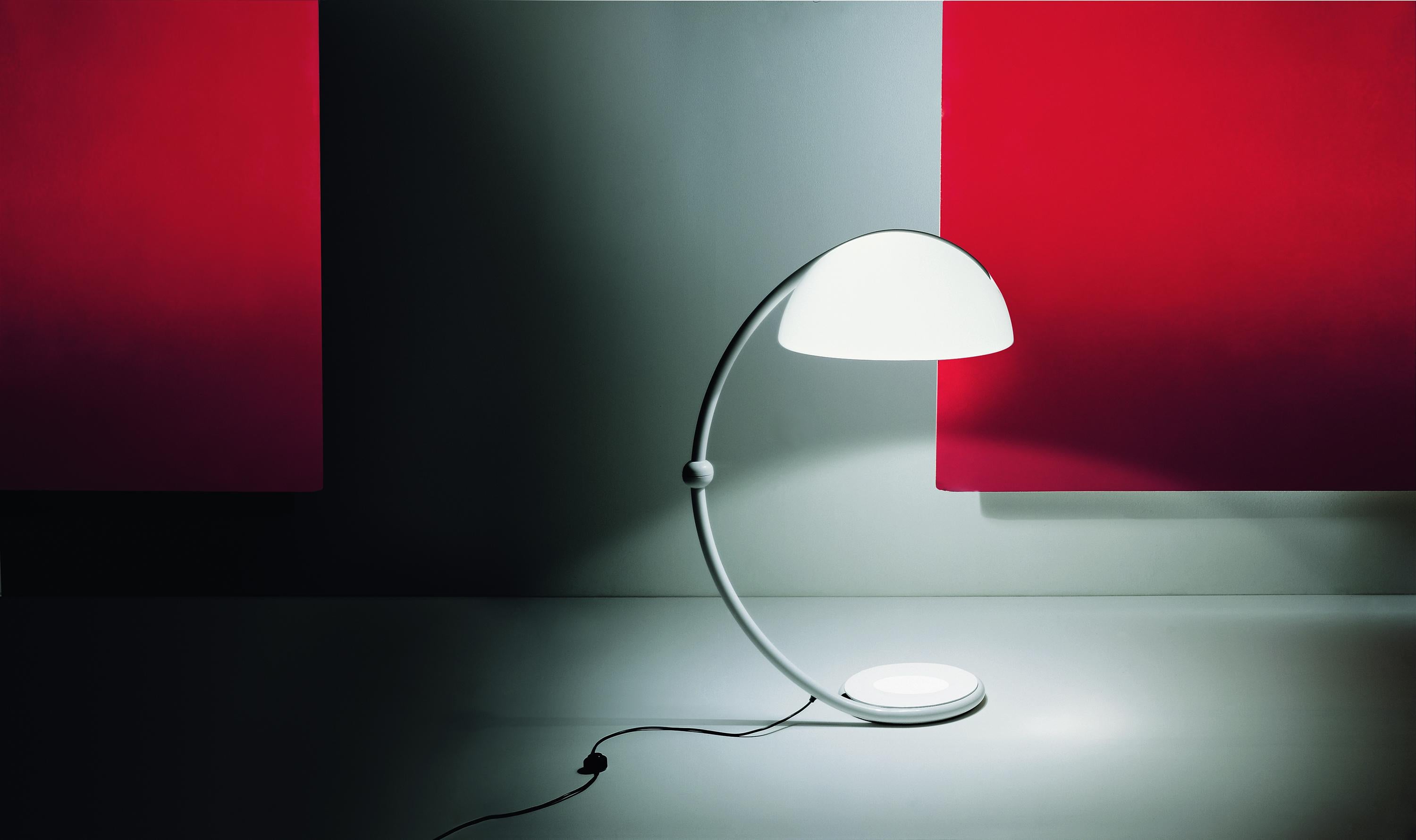 Table lamp with diffused light, swilling upper arm. White opal methacrylate diffuser. Metal lacquered structure in white color or pearl golden color version.
Designed in 1965 by Elio Martinelli, the lamp is made by acrylice techniques innovative