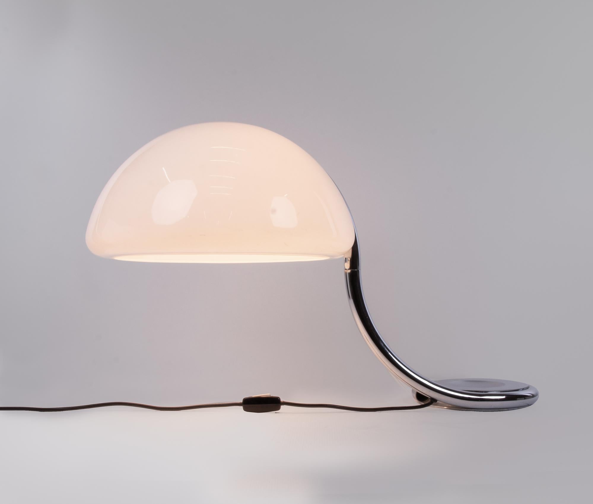 Serpente table lamp designed by Elio Martinelli 1965. The diffuser is made of white opal plastic, the swiveling arm and base are made of chromed steel. The lamp is heavy, solid and rotatable. 

Unique and iconic Italian design of 20th century design