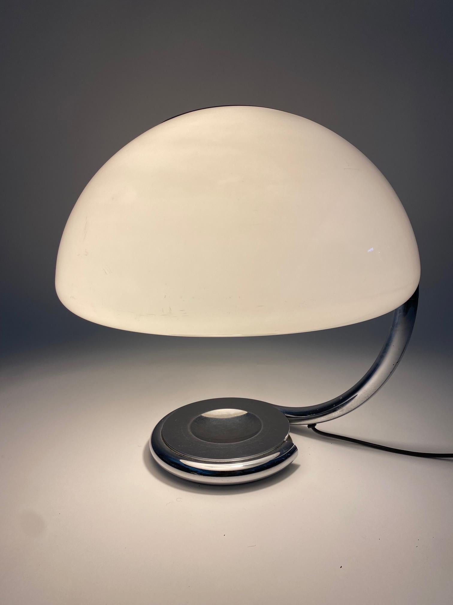 Lampada da tavolo Serpente prodotta da Martinelli Luce, Italia, anni '60

Lampada regolabile grazie al braccio articolato, la struttura è in acciaio mentre il diffusore di luce è in metacrilato bianco. Totalmente originale. (Ottime condizioni)