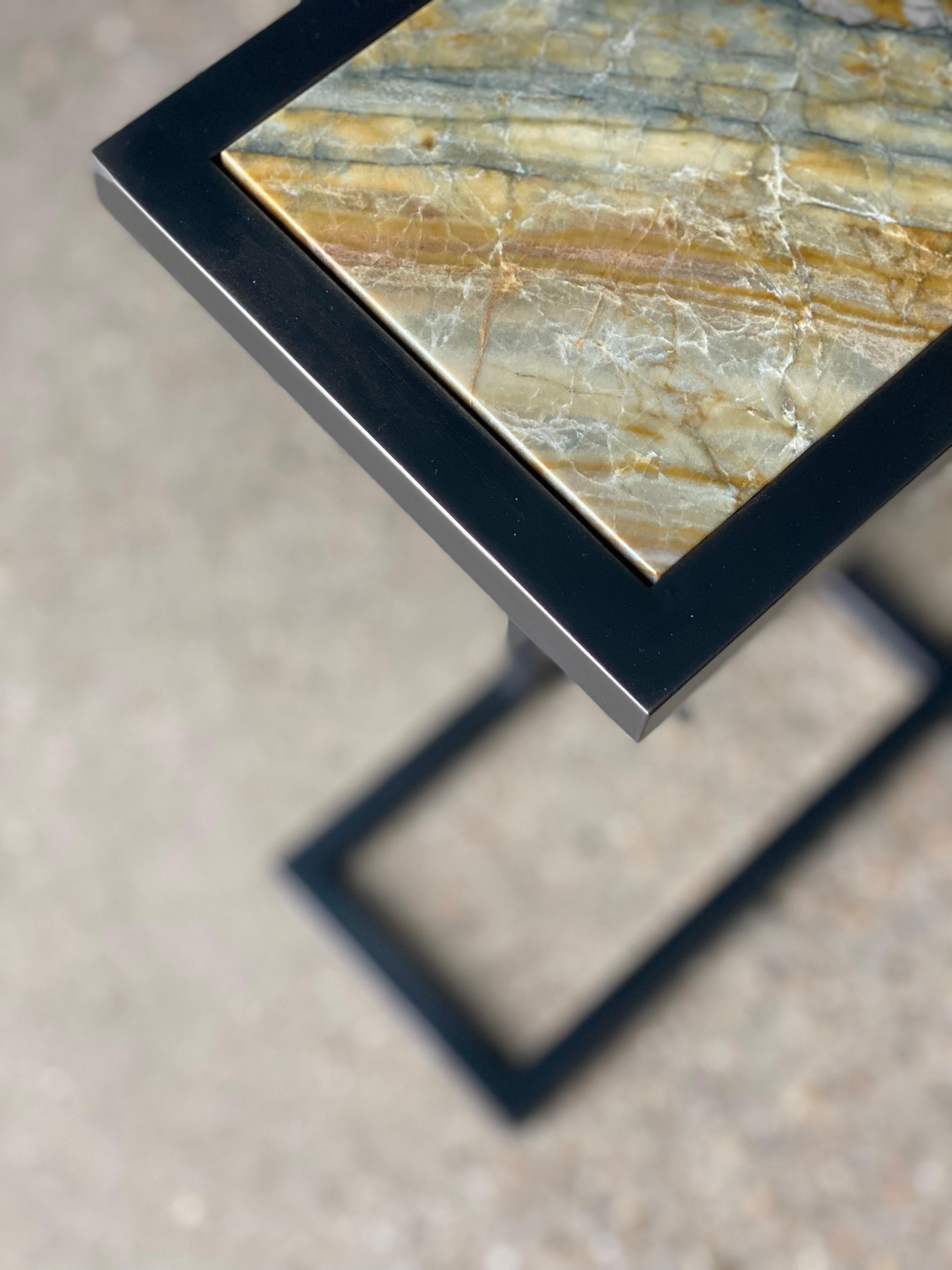 Table Martinez faite sur-mesure en acier noirci et marbre en vente 3