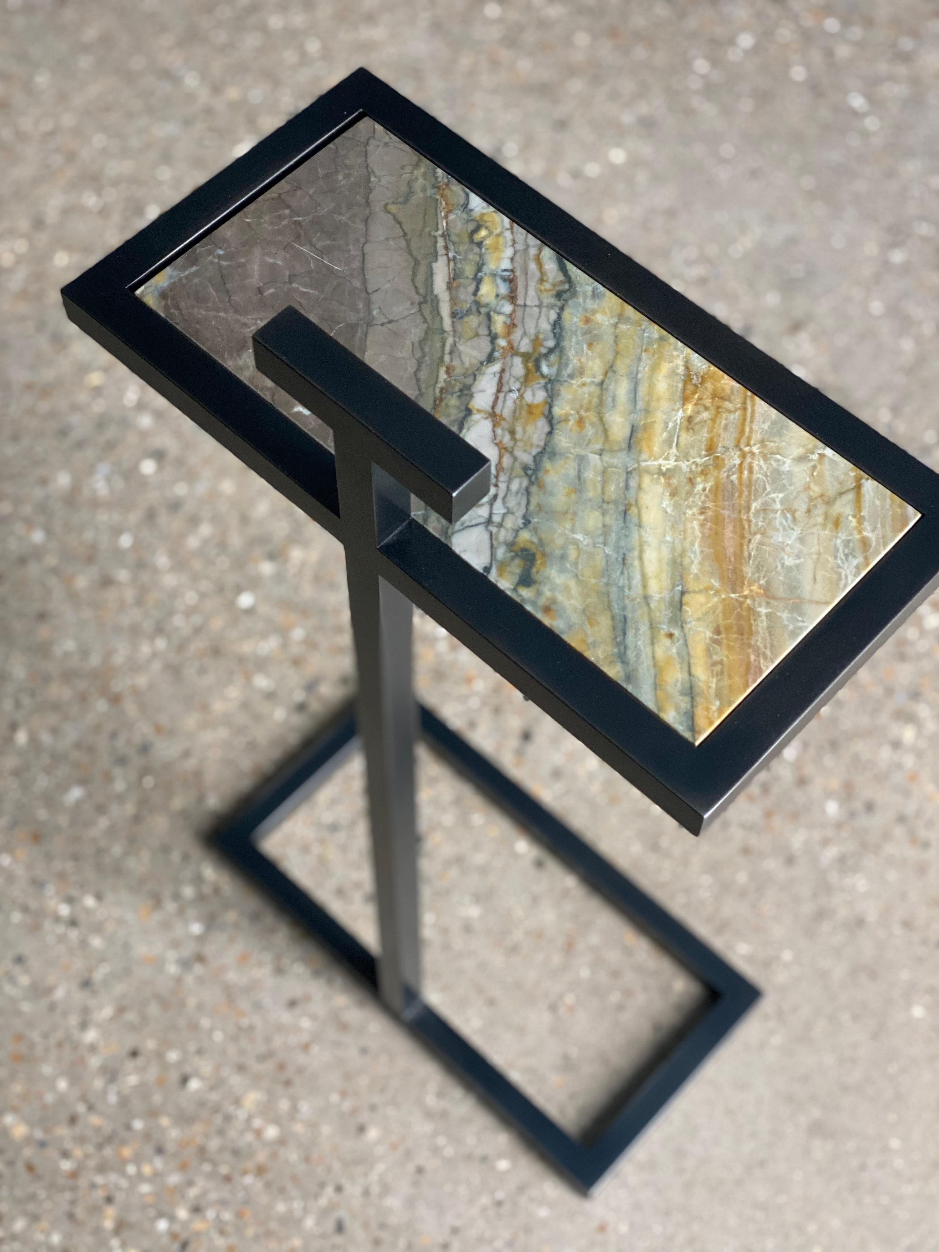 Table Martinez faite sur-mesure en acier noirci et marbre en vente 10