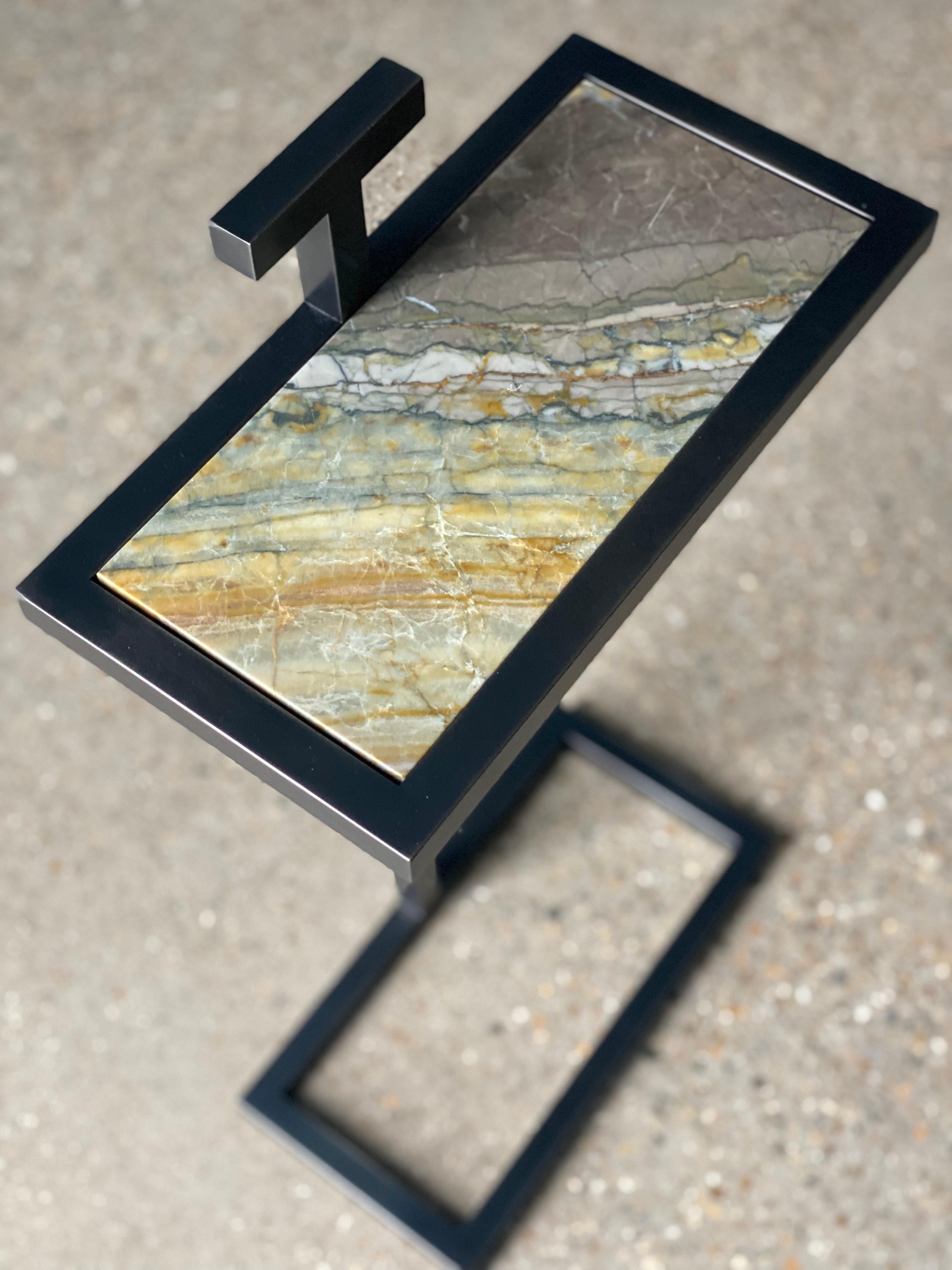 Noirci Table Martinez faite sur-mesure en acier noirci et marbre en vente