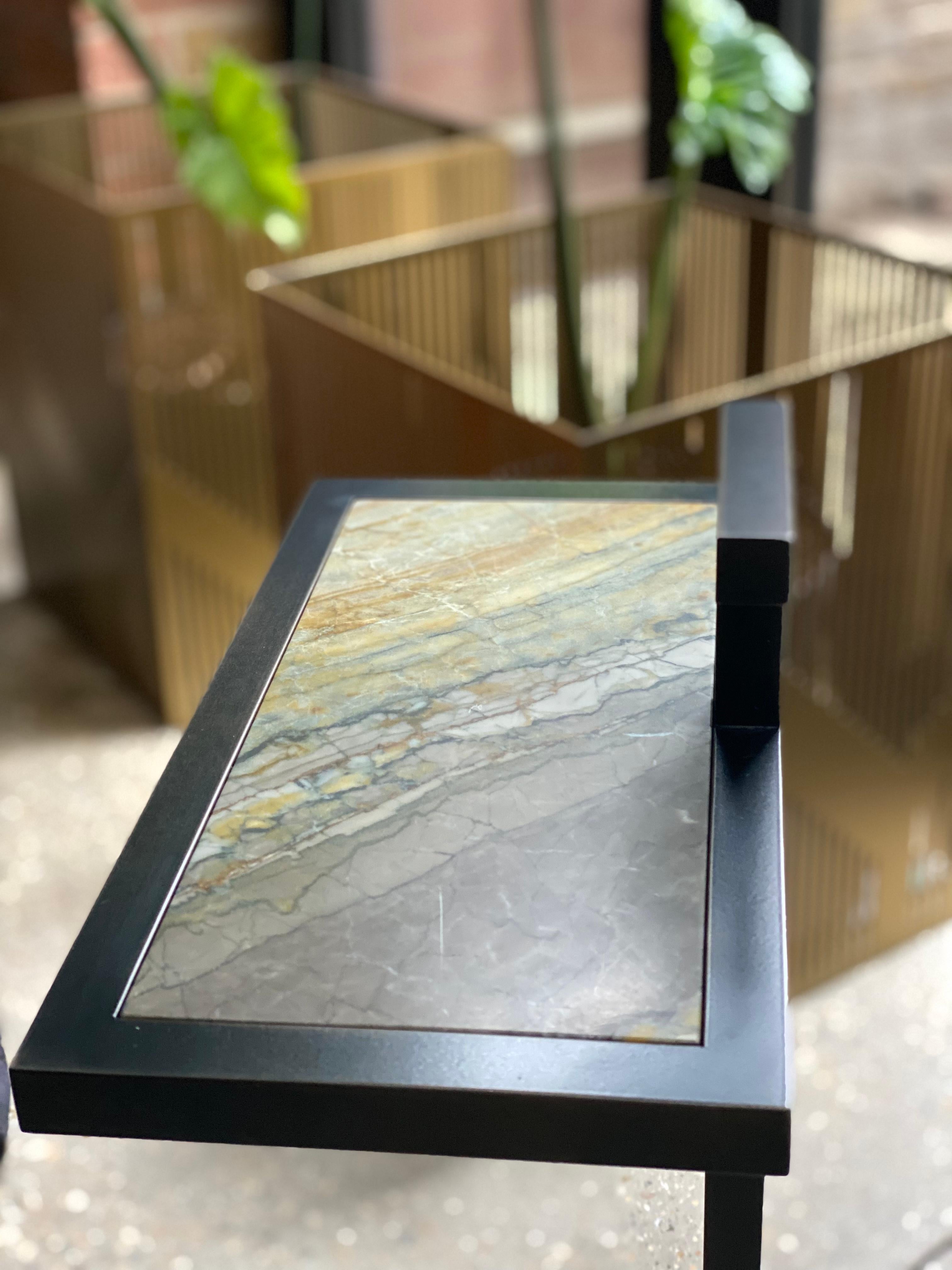 Table Martinez faite sur-mesure en acier noirci et marbre en vente 1