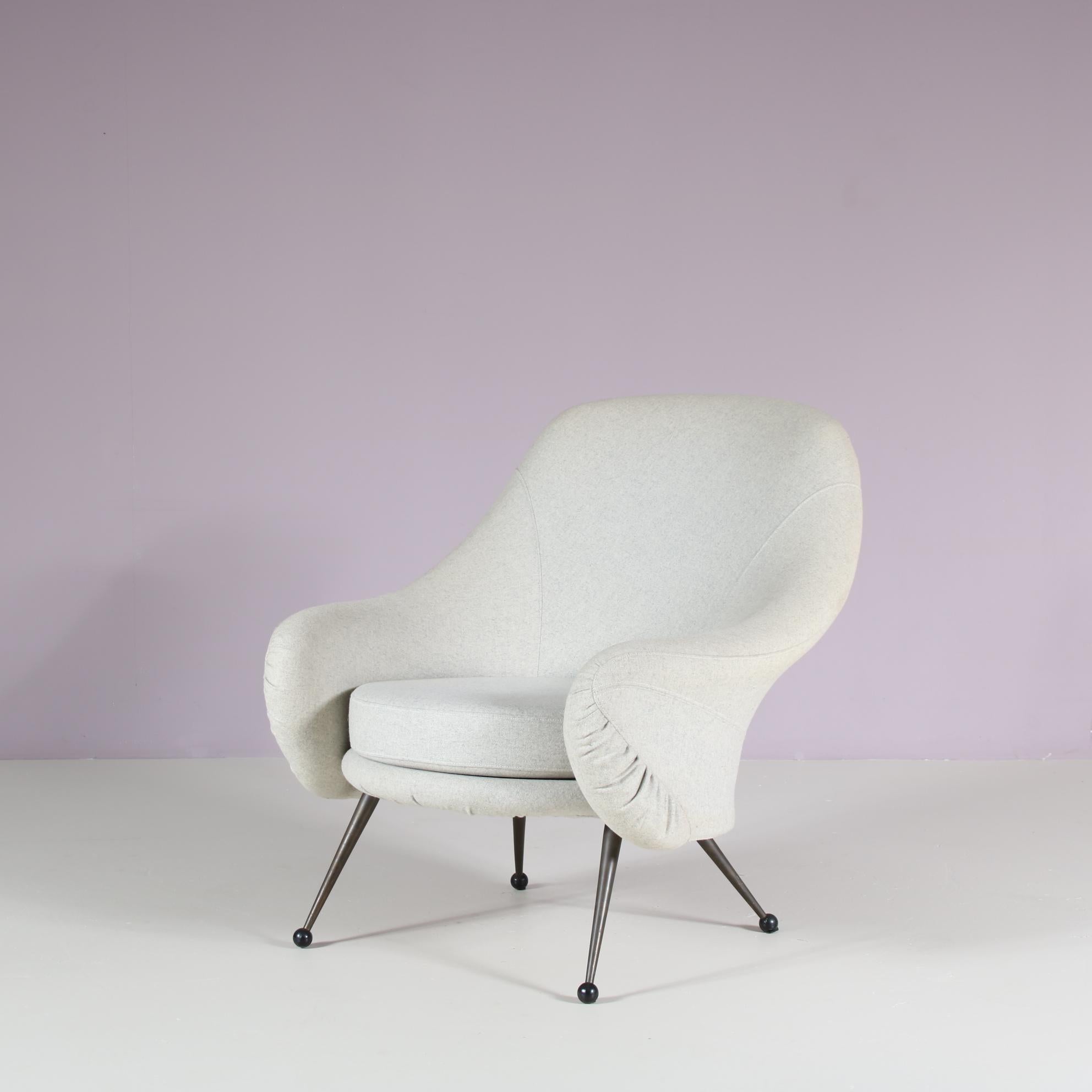 Superbe chaise martingale de Marco Zanuso, fabriquée par Arflex, Italie, vers 1950.

La chaise est nouvellement tapissée en laine grise de haute qualité et possède une base en laiton. L'étiquette originale de fabrication d'Arflex se trouve en