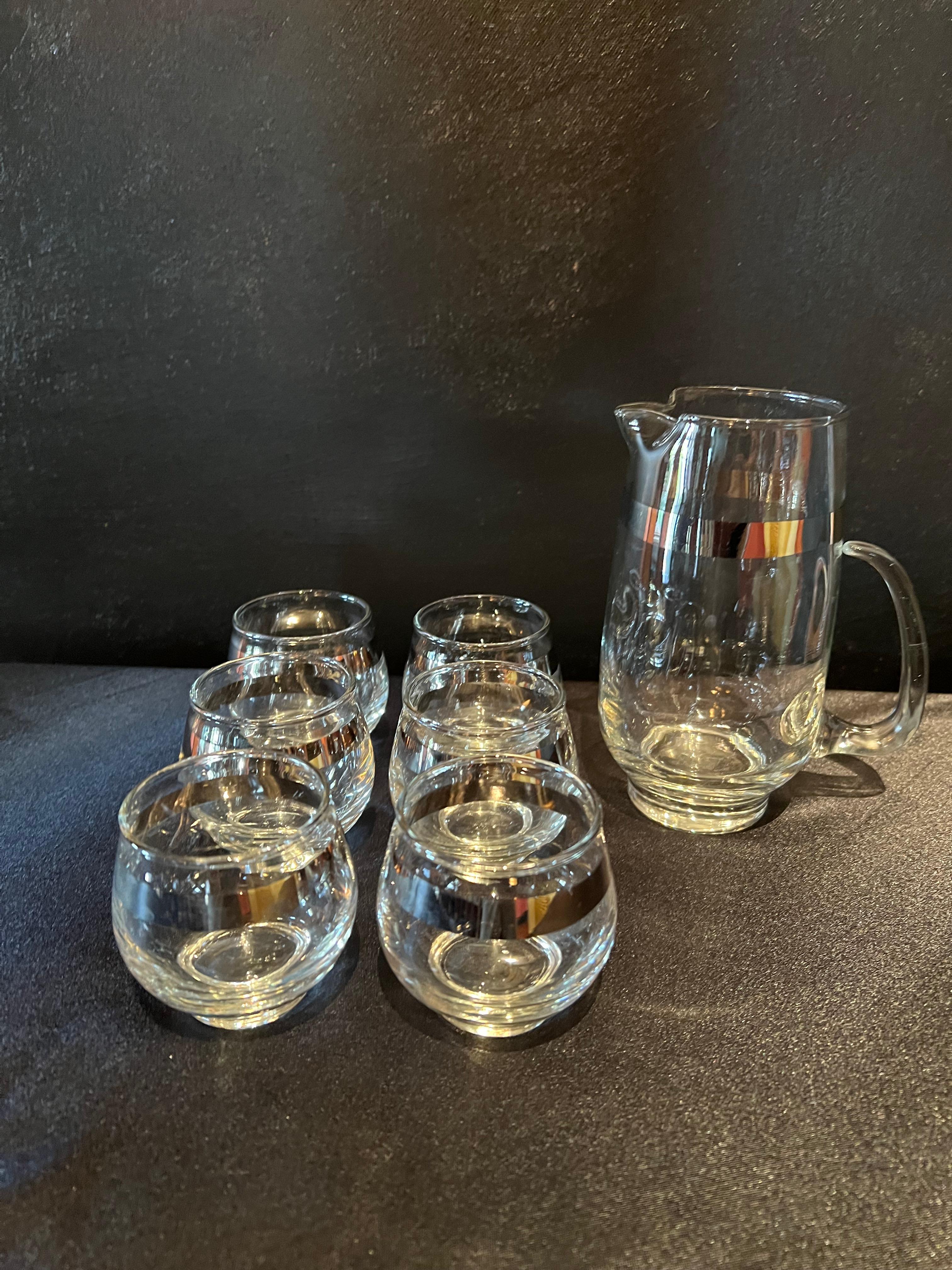 Mid-Century Modern Martini Pitcher with 6 Small Cocktail Glasses in the Manner of Dorothy Thorpe For Sale