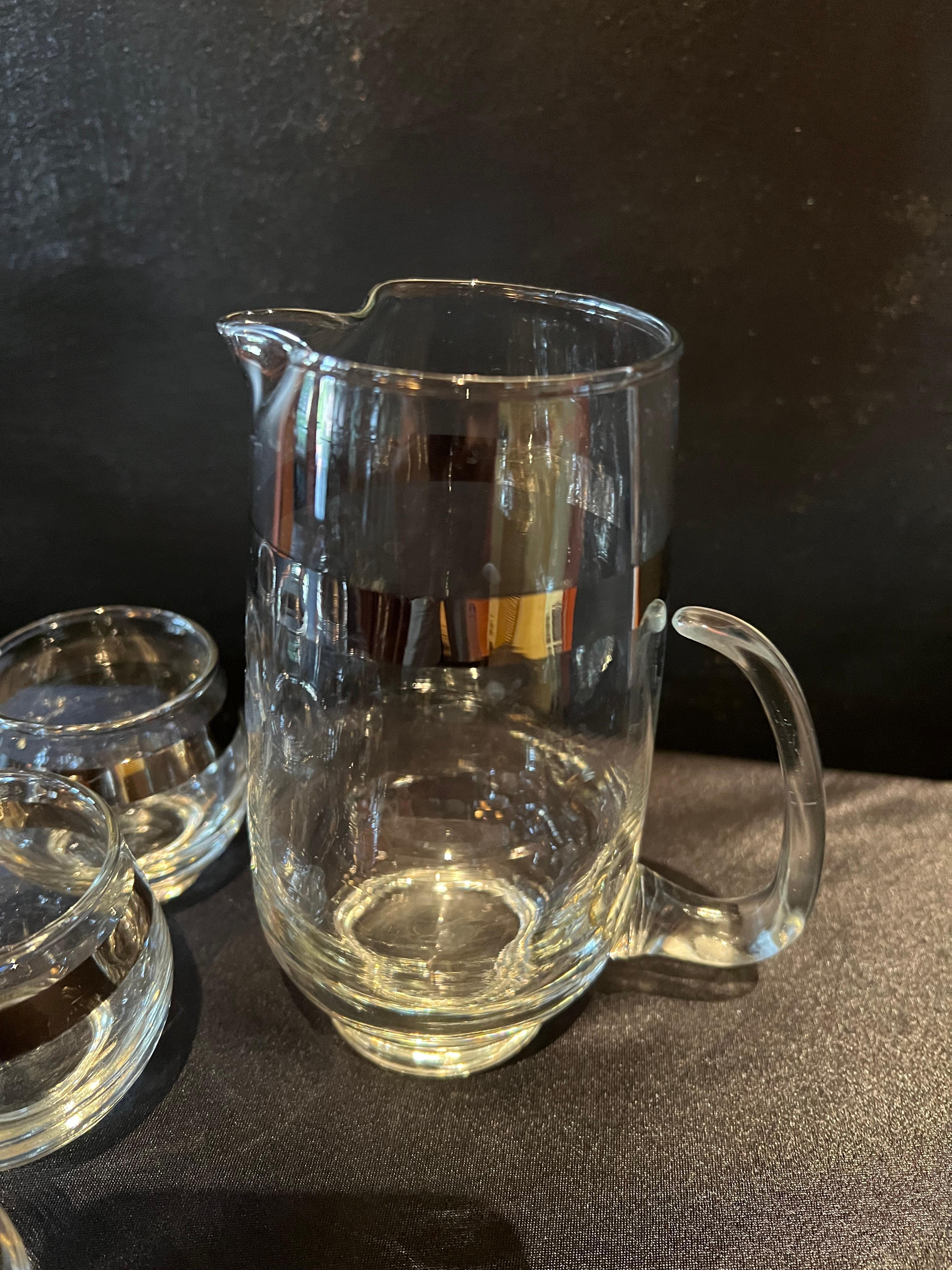 Martini Pitcher with 6 Small Cocktail Glasses in the Manner of Dorothy Thorpe In Good Condition For Sale In Los Angeles, CA