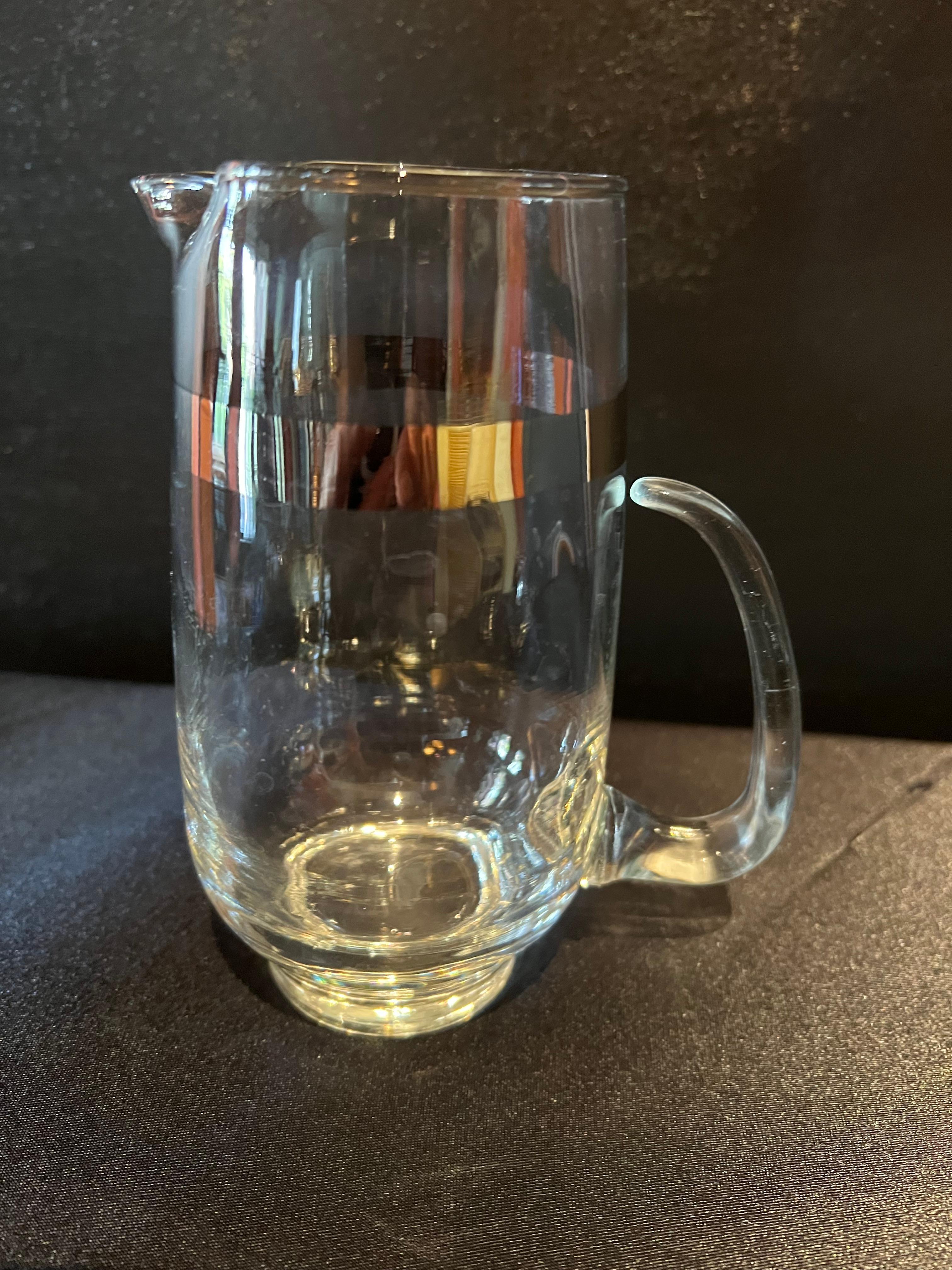 Martini Pitcher with 6 Small Cocktail Glasses in the Manner of Dorothy Thorpe For Sale 2
