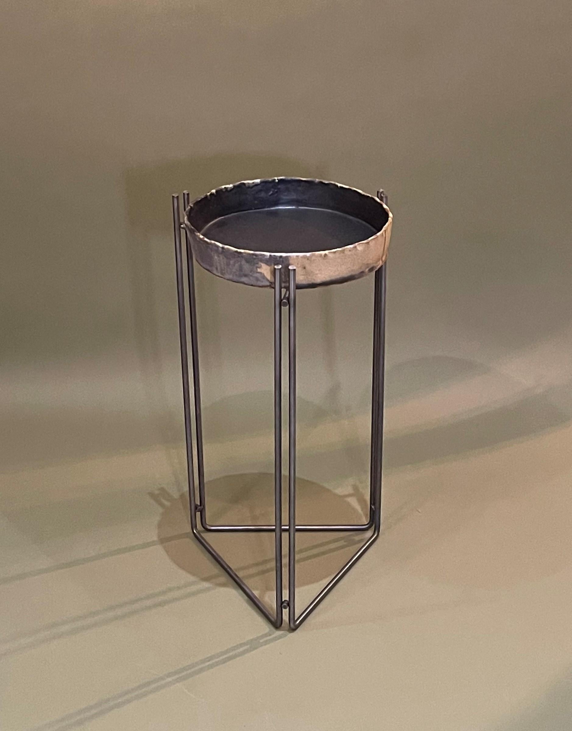 Kurzer Martini-Tisch mit Keramikplatte und S.-Stahl von Hannelore Freer und Filipe Ramos (21. Jahrhundert und zeitgenössisch) im Angebot