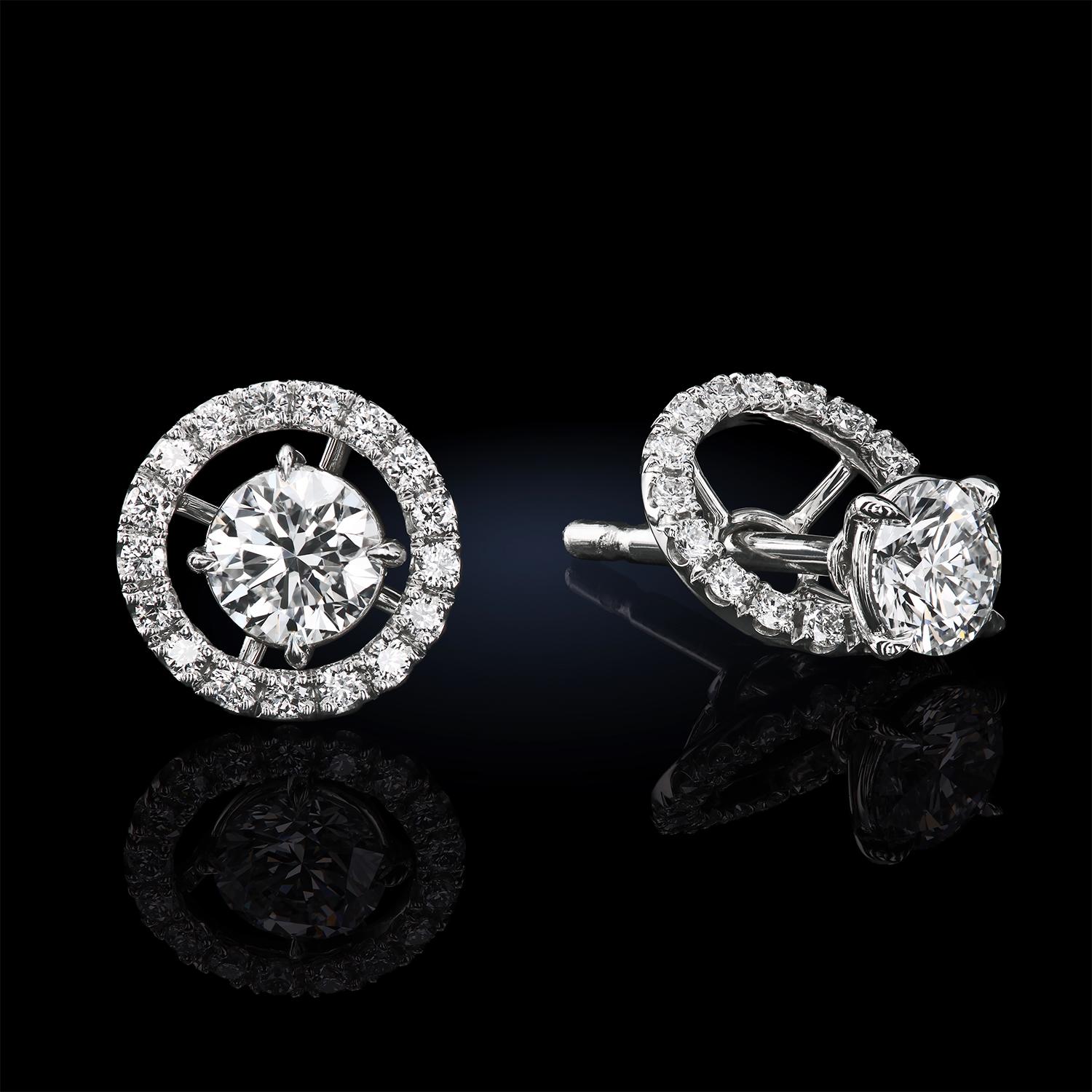 Le eterne borchie martini a quattro punte di Leon Mege con giacche di diamanti rimovibili. Con un peso di circa 0,30 carati ciascuno, il diametro esterno della giacca micro pave è di circa 8 mm.
Diamanti naturali F/VS per un peso totale di circa