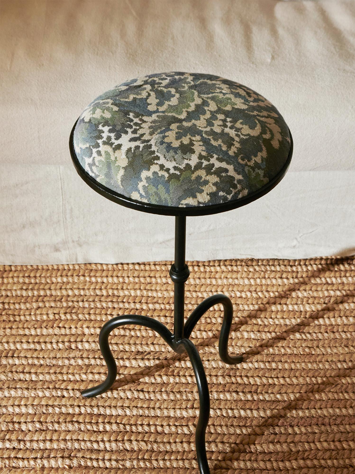 Mesa Martini de metal con un elegante tablero redondo: la combinación perfecta de diseño moderno y elegancia atemporal. Fabricada pensando tanto en la funcionalidad como en el estilo, esta versátil pieza presenta la innovadora opción de una tapa