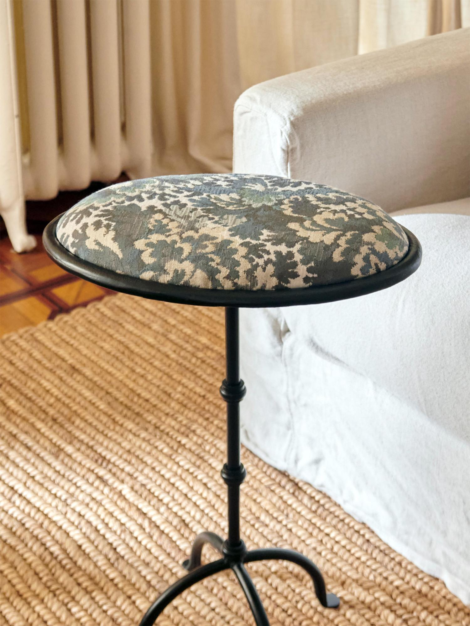 Mesa Martini de metal con un elegante tablero redondo: la combinación perfecta de diseño moderno y elegancia atemporal. Fabricada pensando tanto en la funcionalidad como en el estilo, esta versátil pieza presenta la innovadora opción de una tapa