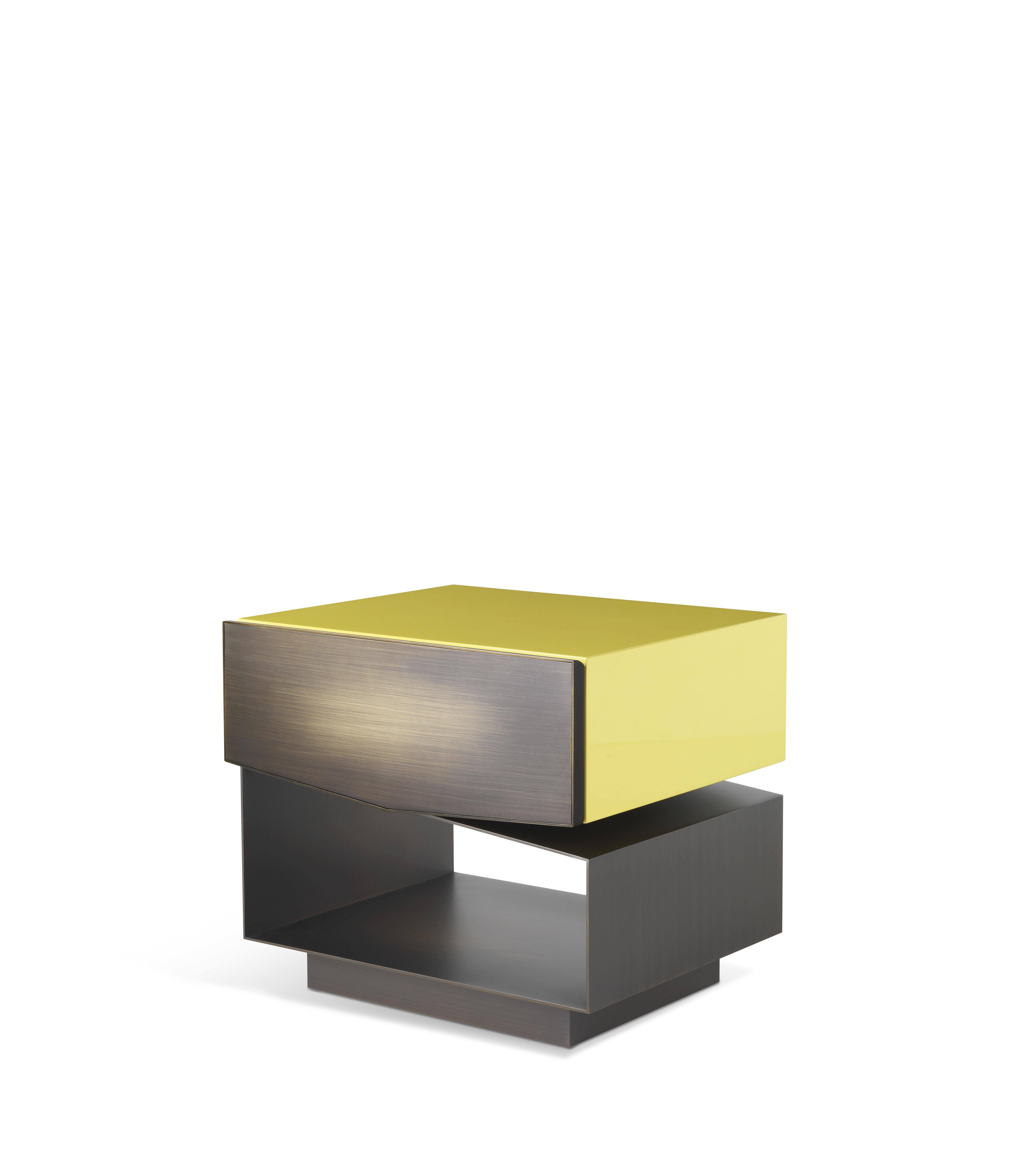 The irregular beauty of nature is the protagonist of Martinica night tables, available with one or two drawers. An asymmetrical composition that alternates closed and empty spaces in a mix of precious materials of different shapes and dimensions,