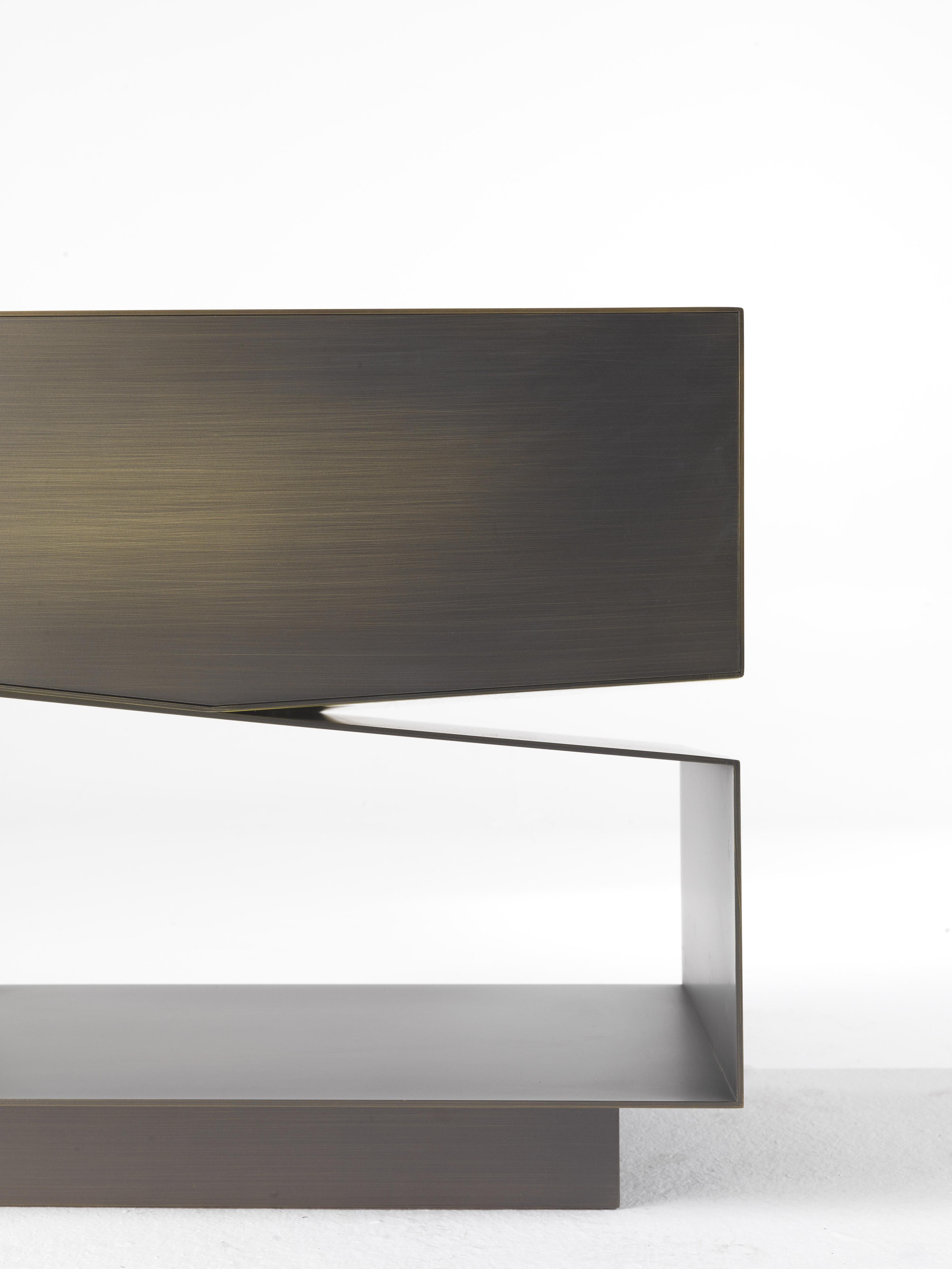 Martinica-Nachttisch aus Holz des 21. Jahrhunderts von Roberto Cavalli Home Interiors (Moderne) im Angebot