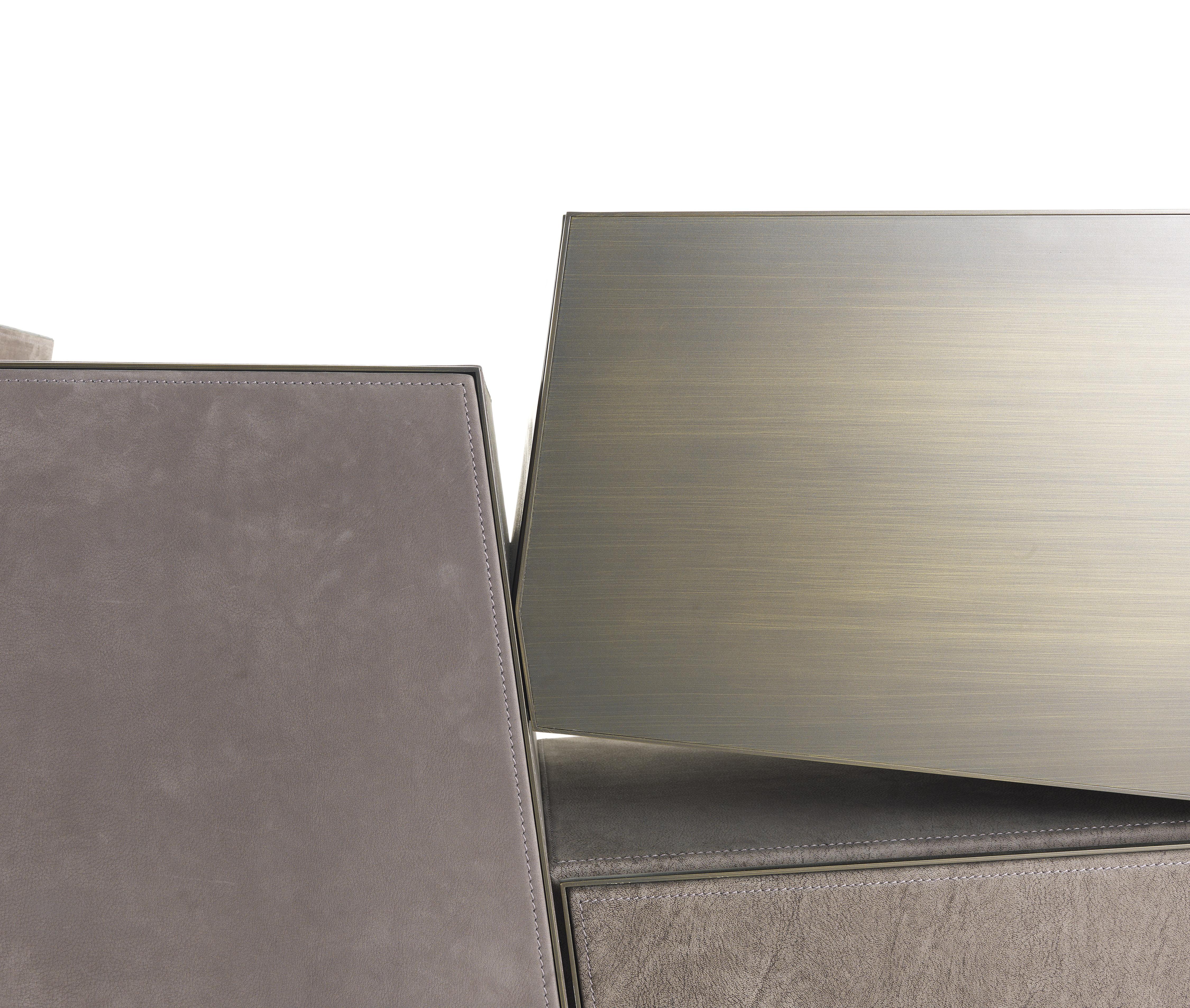 Moderno Credenza Martinica del 21° secolo in pelle di Roberto Cavalli Home Interiors in vendita