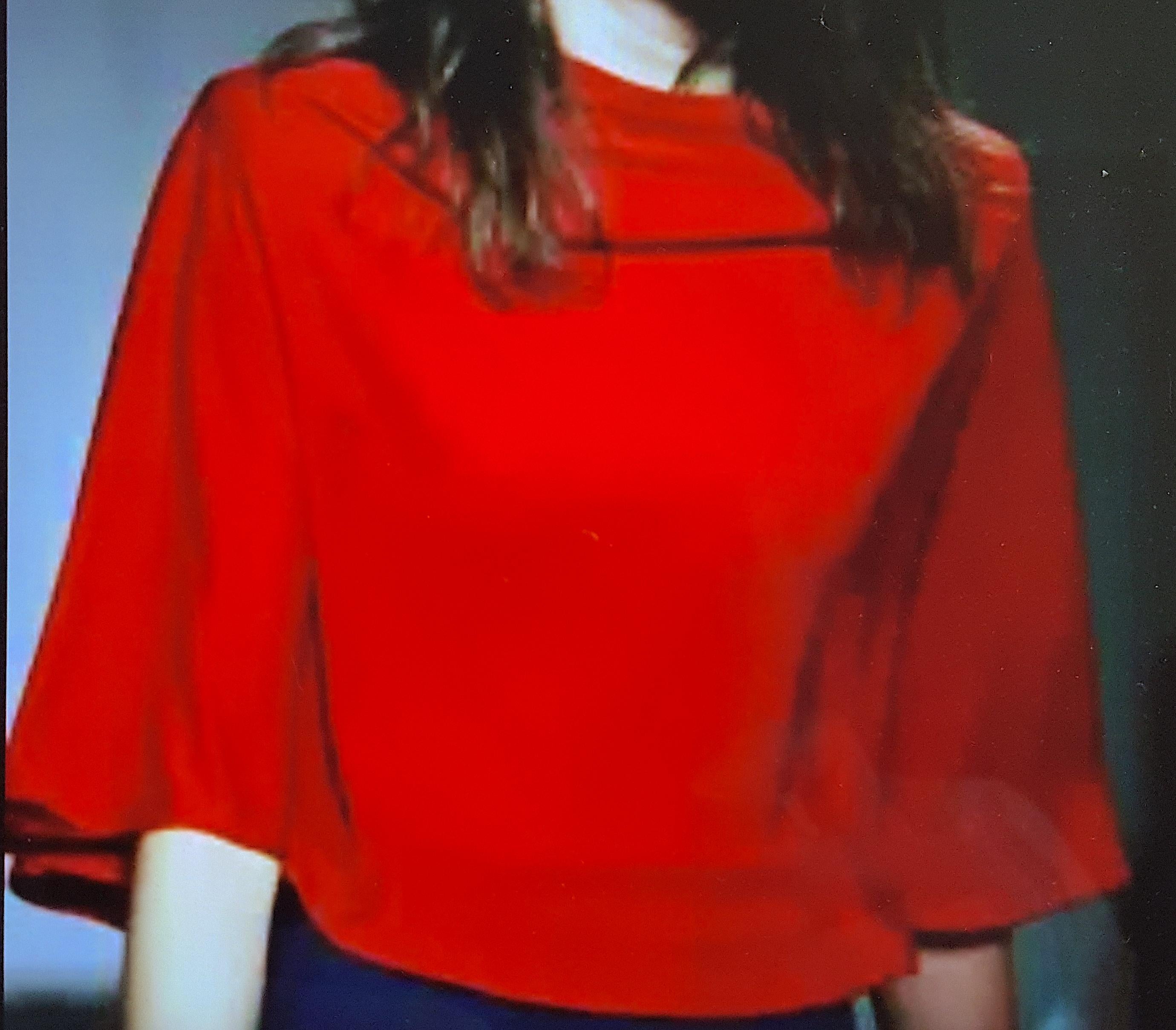 Rosso MartinMargiela RunwayLook1 primavera/estate 2007 Mini Cape rosso basso-alto femminile in vendita