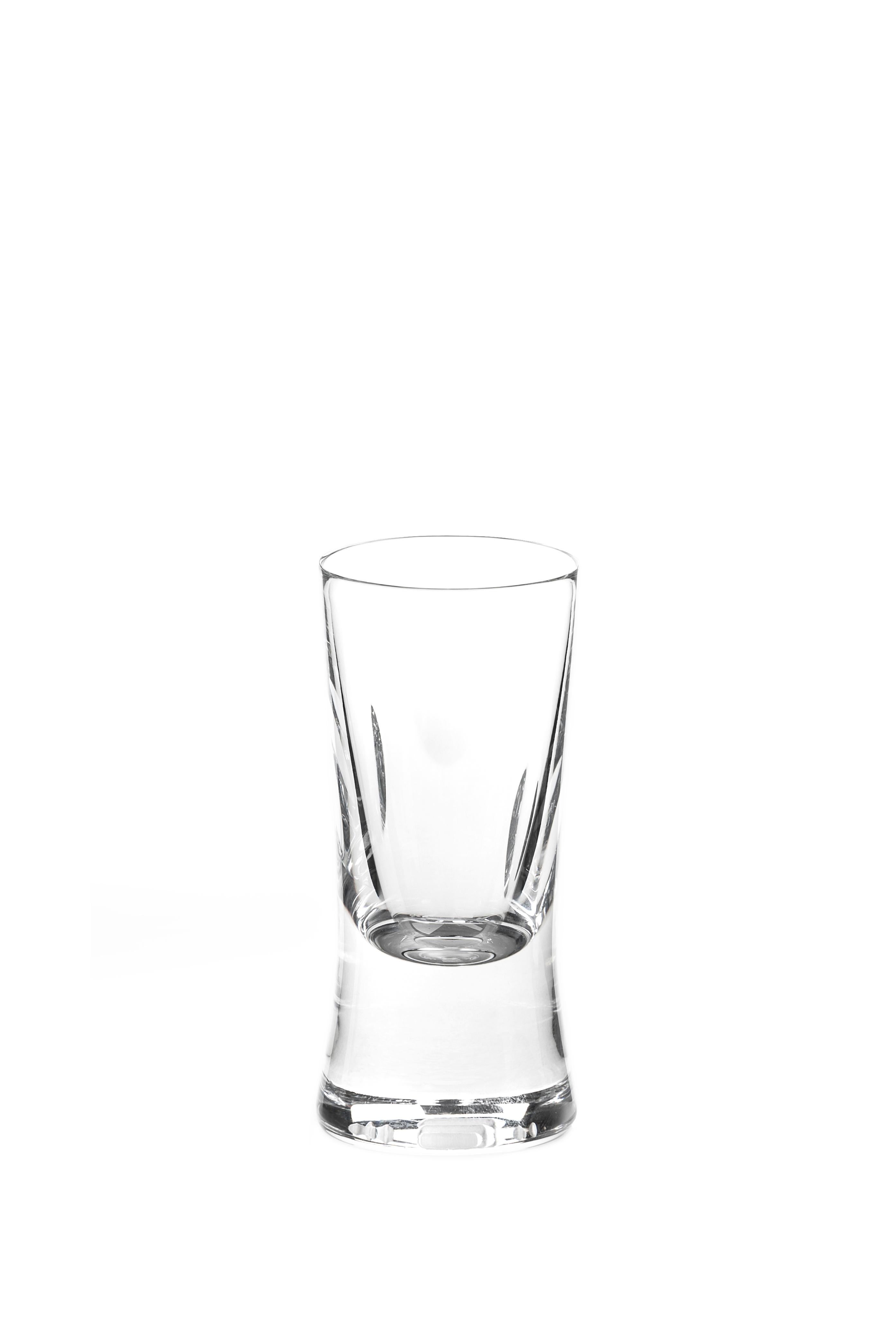 Ein handgefertigtes Schnapsglas
Entworfen von Martino Gamper für J. HILL's Standard als Teil unserer 'CUTTINGS' Collection.

Stecklinge

Die taktilen Kristallformen fühlen sich in der Hand zerklüftet und primitiv an; die Finger suchen ganz