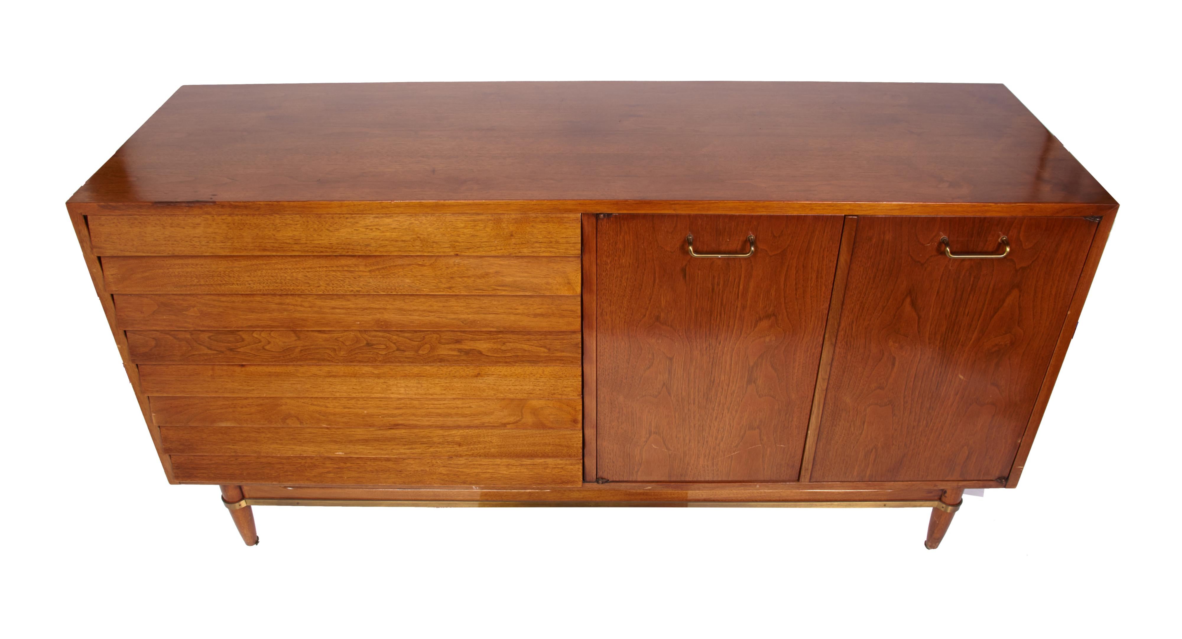 Martinsville Walnut Mid-Century Modern Credenza by Merton Gershun In Good Condition In Plymouth, MA