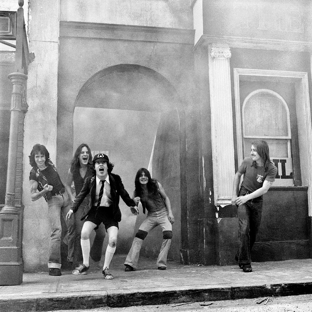 Signierter, limitierter Druck von AC/DC von Martyn Goddard

Martyn Goddard fotografierte AC/DC 1976, drei Jahre nach ihrer Gründung. Während ihrer "Lock Up Your Daughters"-Tour durch Großbritannien spielten sie fünf Konzerte im legendären Marquee