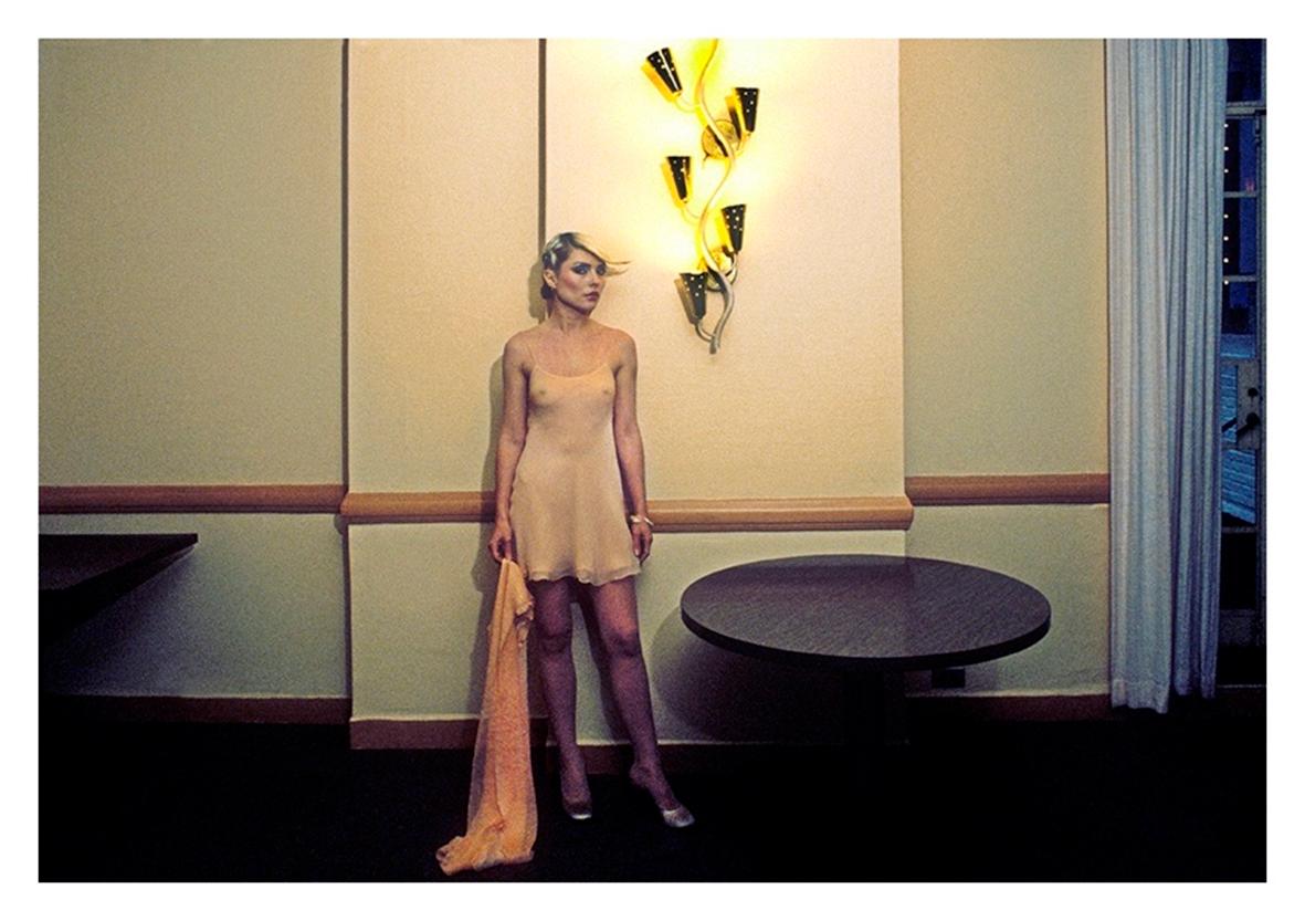 Blondie In The Bar – signierter Druck in limitierter Auflage – Photograph von Martyn Goddard