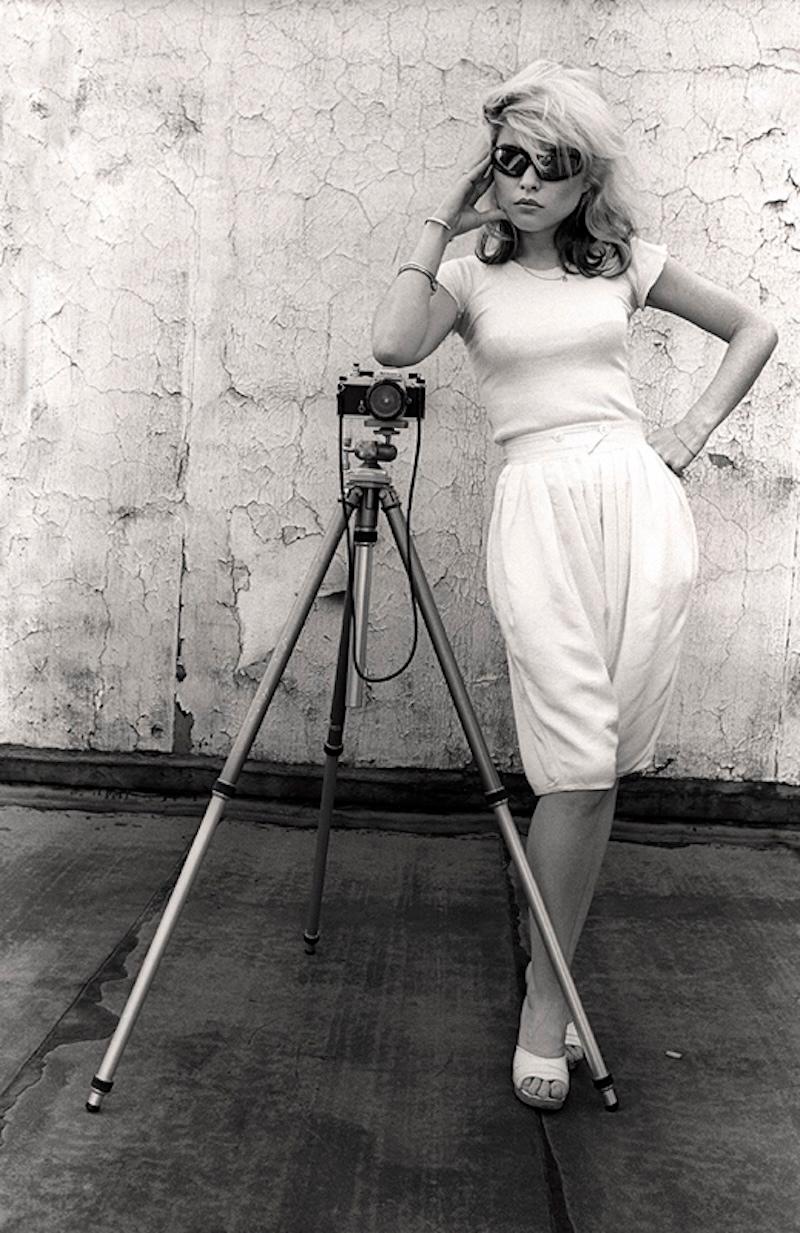 Blondie posiert

Debbie Harry mit einer Kamera auf einem Stativ 1978 

Foto: Martyn Goddard
Gedruckt 2024.

Signierte Fotografie in limitierter Auflage; Auflage von 25 Stück in dieser Größe.

Papierformat 20×24 Zoll.

Alle Drucke sind auf der
