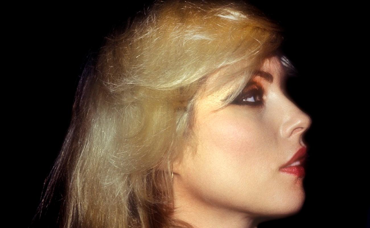 Debbie Harry

Debbie Harry von Blondie New York 1978

Foto: Martyn Goddard
Gedruckt 2024.

Signierte Fotografie in limitierter Auflage; Auflage von 25 Stück in dieser Größe.

Papierformat 20×24 Zoll.

Alle Drucke sind auf der Vorderseite unter dem